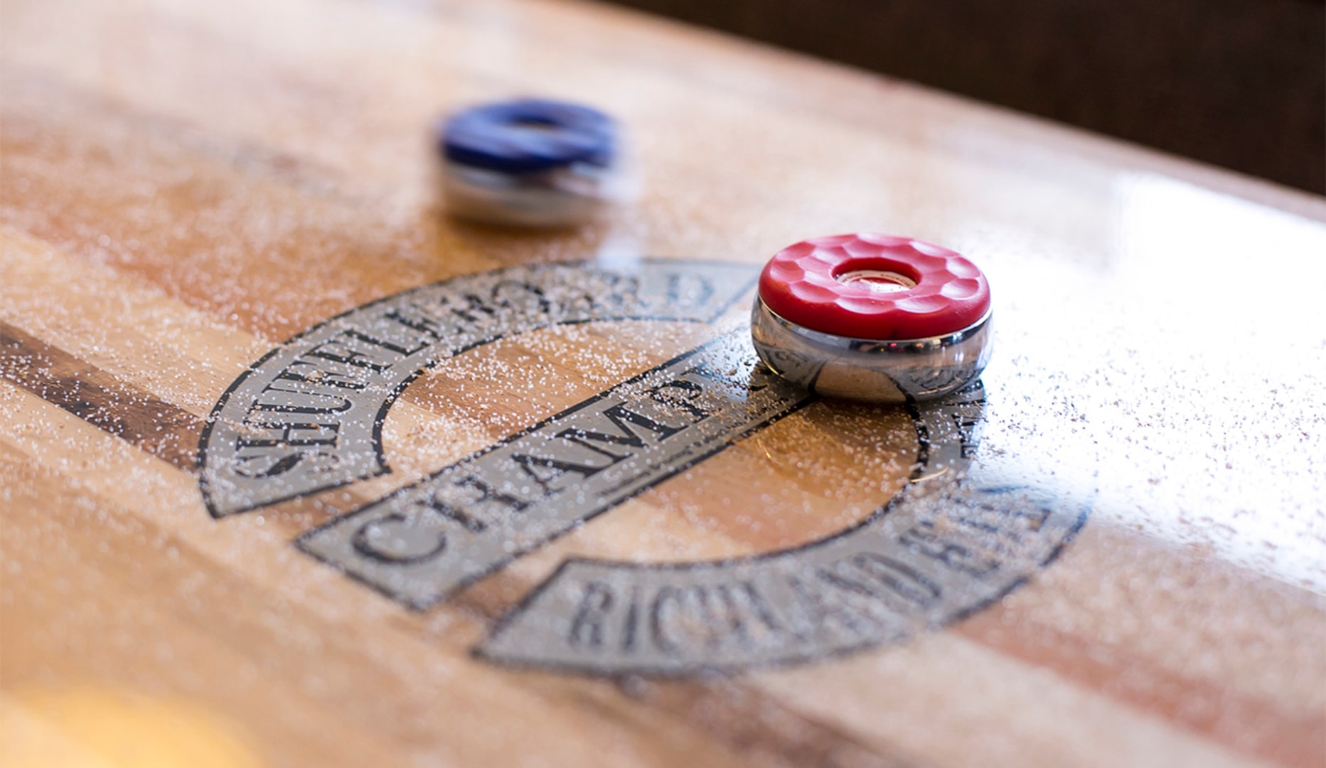 Shuffleboard og burger Downtown