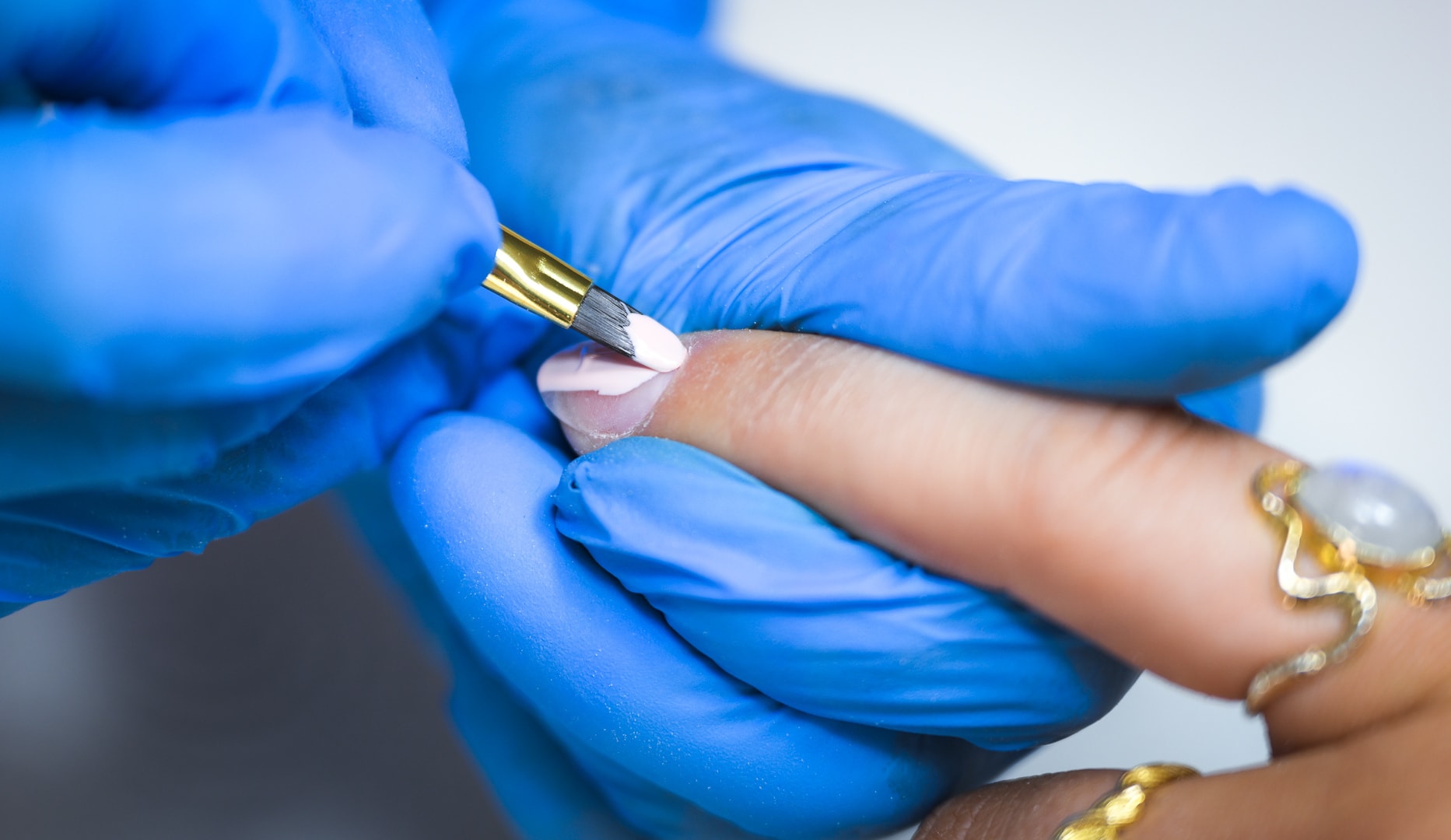 Manicure m. CND Shellac/Rubber Base Tilbud på oplevelser i København