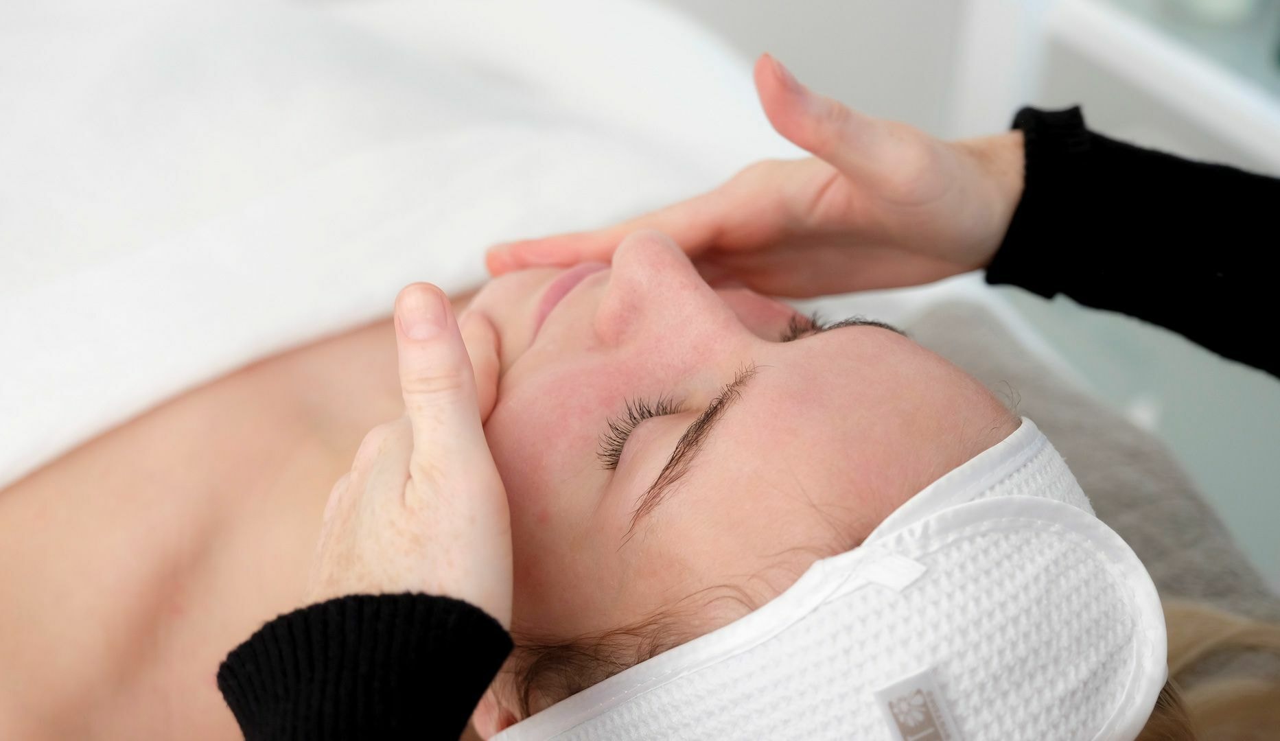 60-90 min. Hydrafacial m. Exuviance