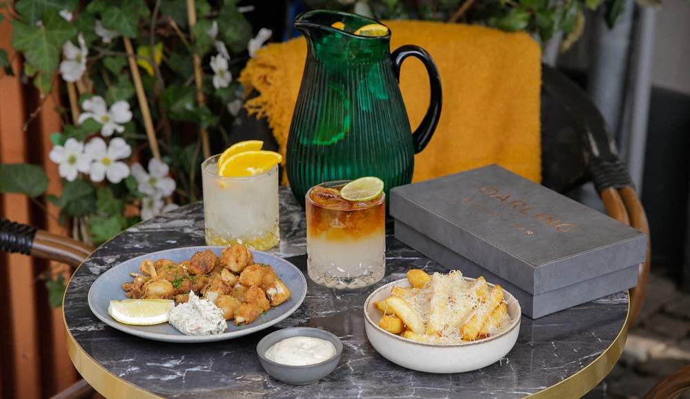 Valgfri Pitcher + Snacks hos Darling Bistro & Bar | Den Perfekte Sommerdeal