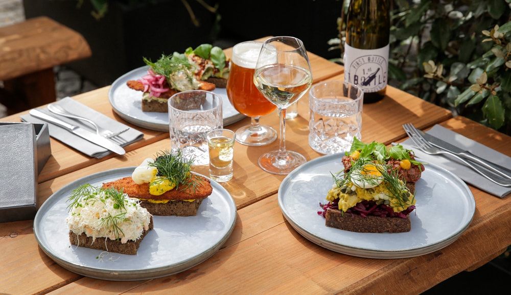 2 stk. Valgfri Smørrebrød hos Darling Bistro & Bar | En Sommerfrokost Uden Lige
