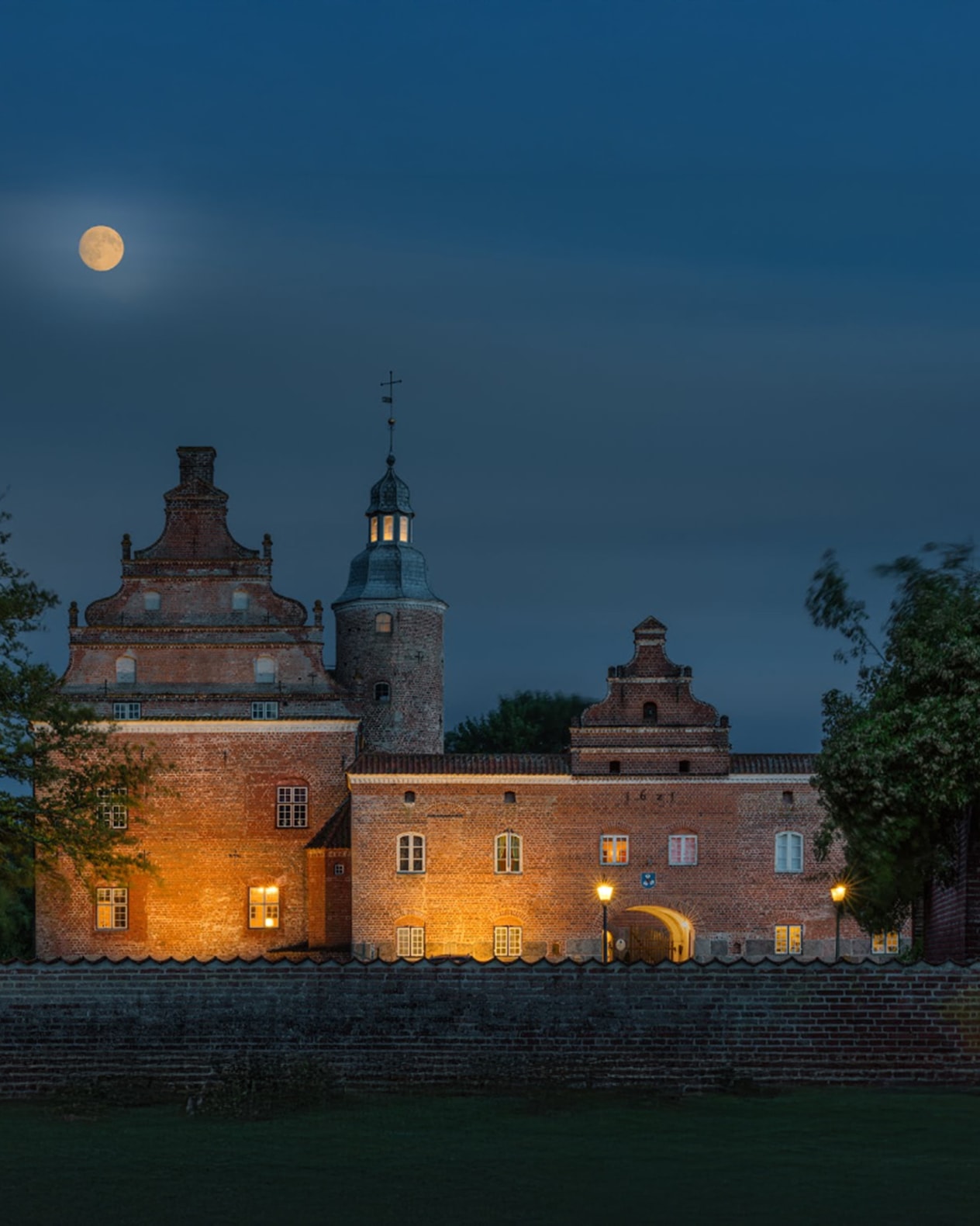 Eventyrlige Broholm Slot billede 1