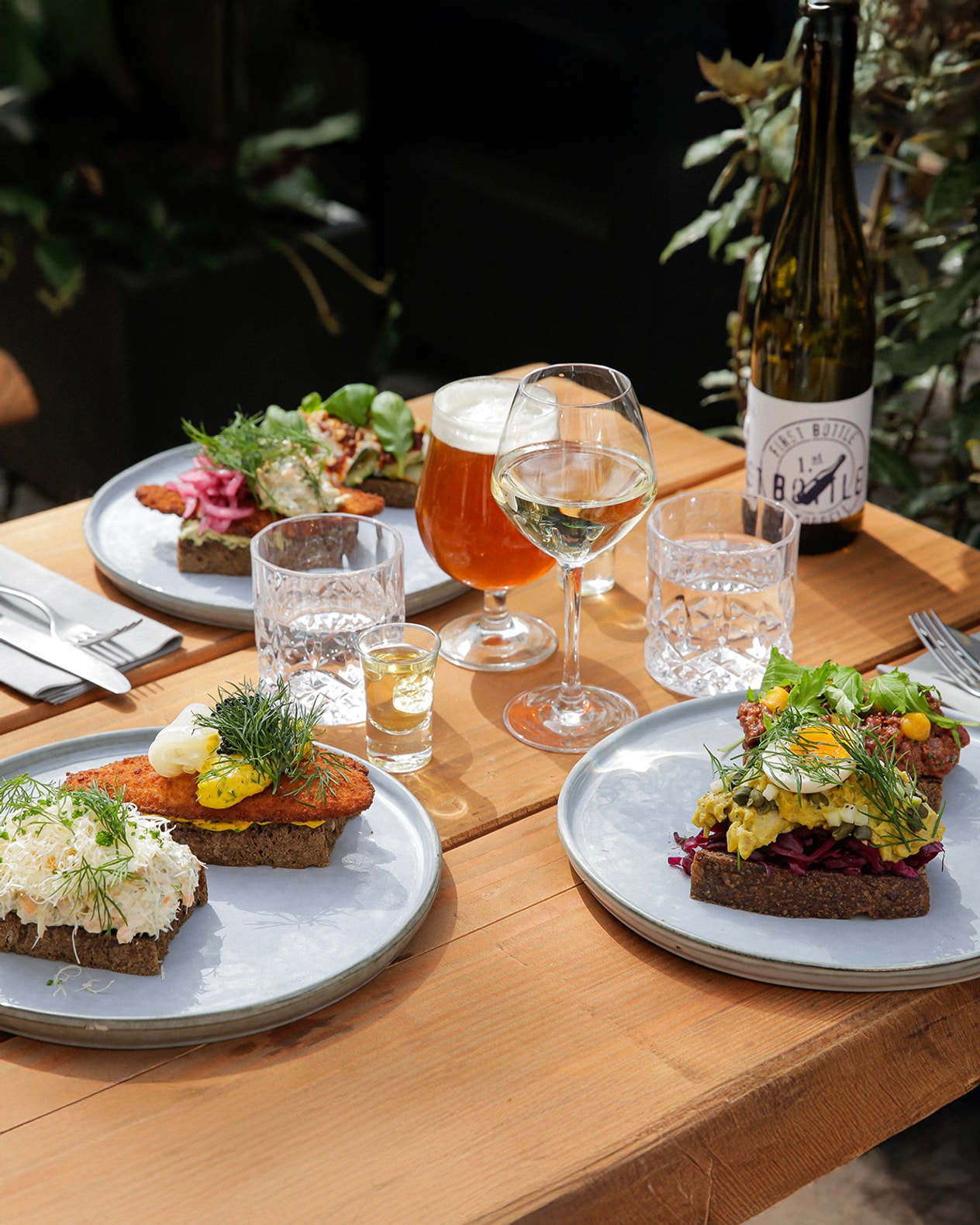 2 stk. Valgfri Smørrebrød hos Darling Bistro & Bar | En Sommerfrokost Uden Lige billede 1
