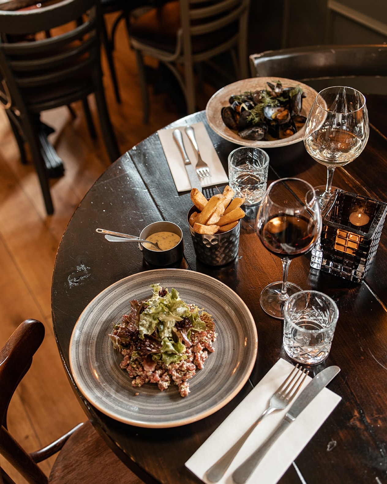 Moules Frites eller Tatar hos EWALDS Brasserie billede 1