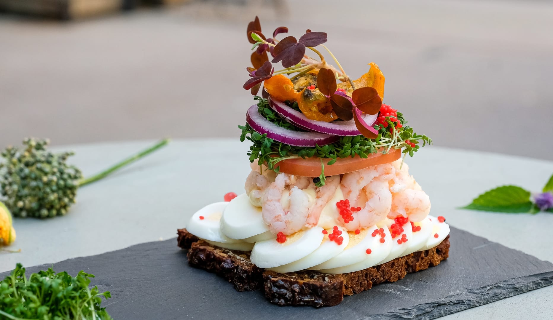 Topanmeldt højtbelagt smørrebrød