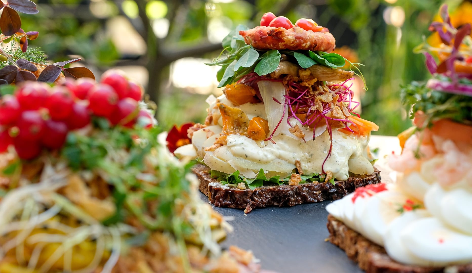 Topanmeldt højtbelagt smørrebrød