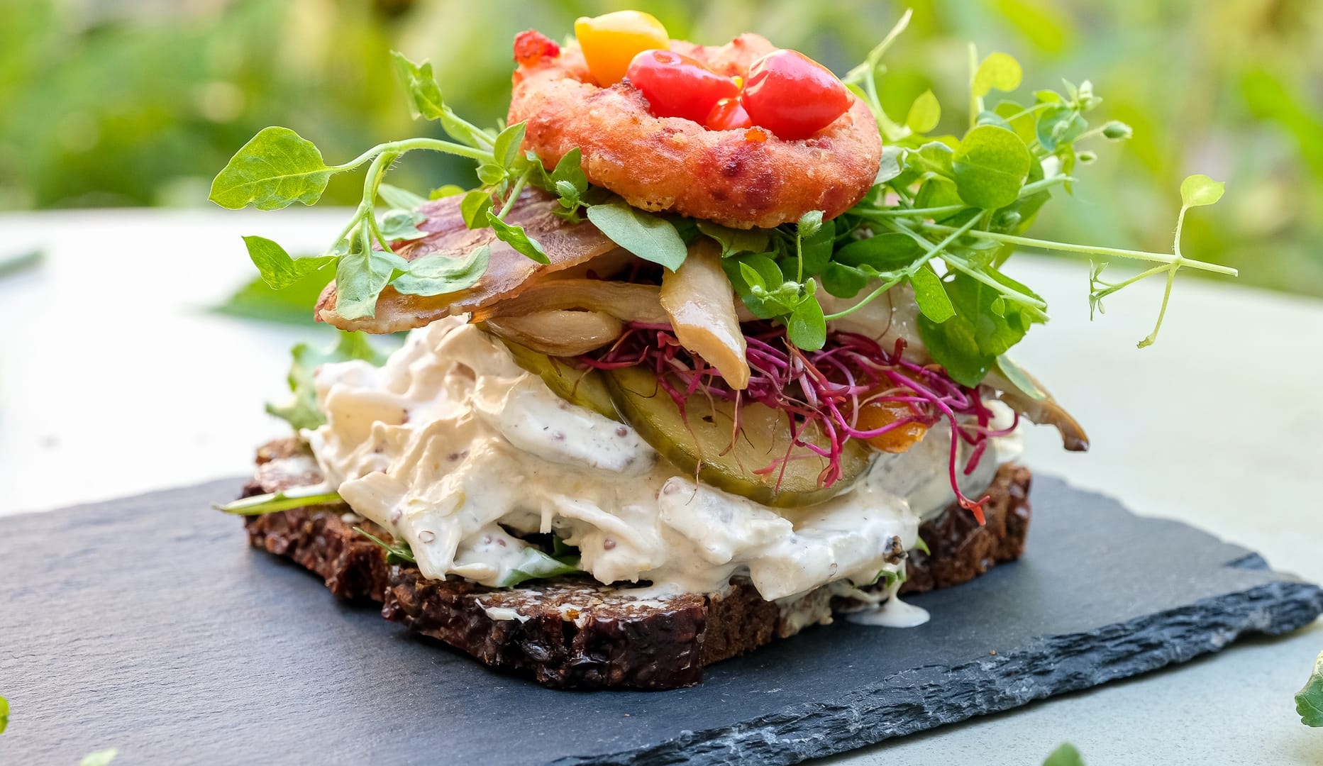 Topanmeldt højtbelagt smørrebrød