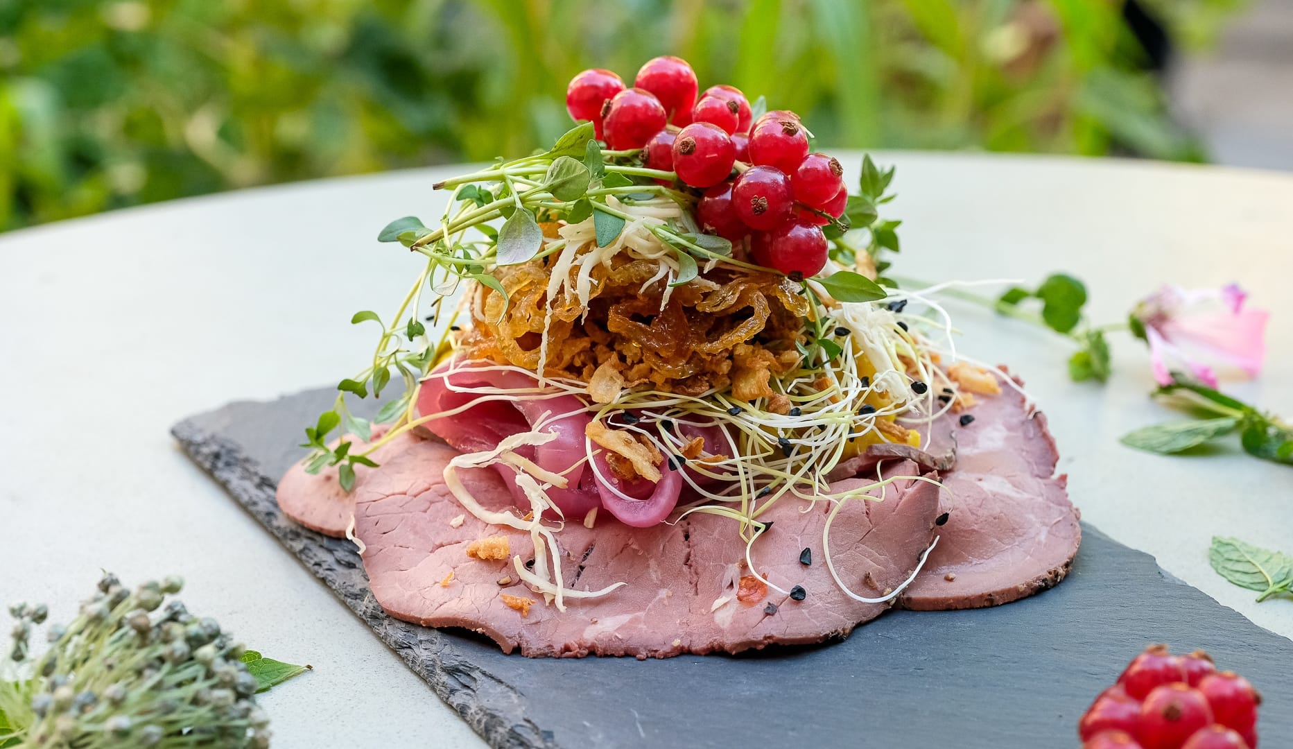 Topanmeldt højtbelagt smørrebrød