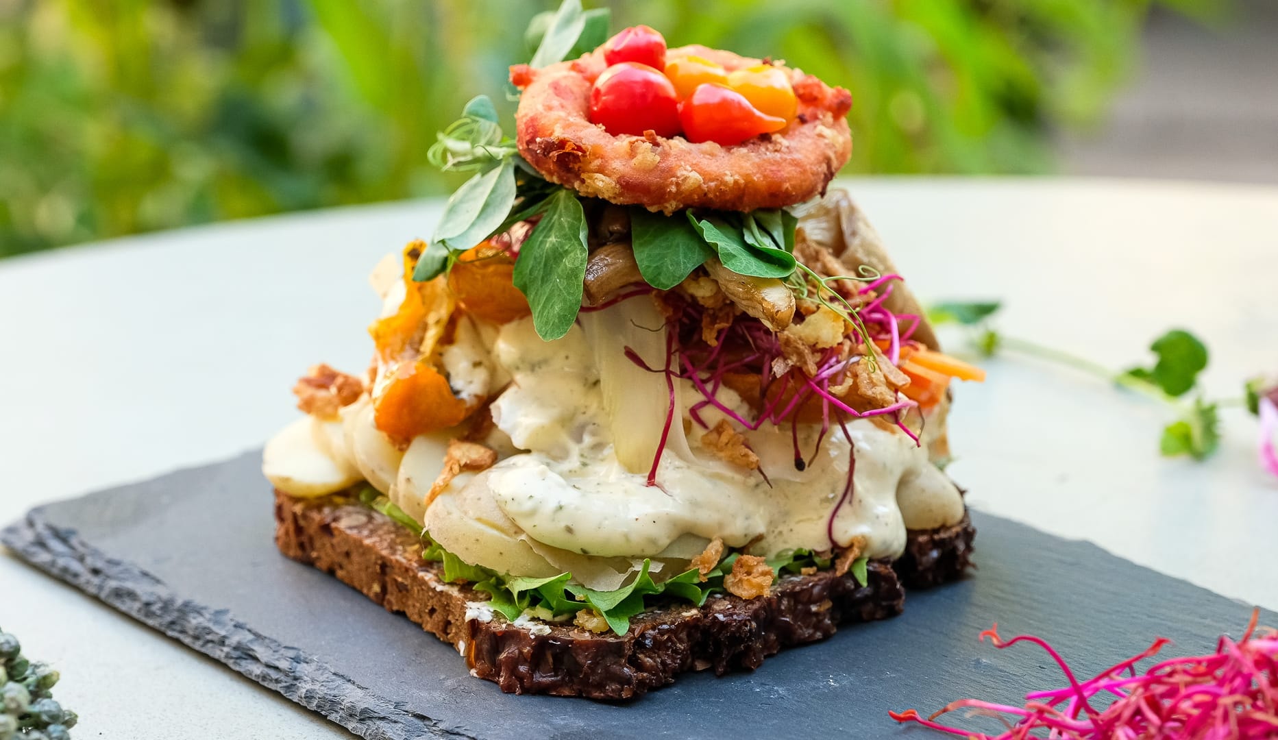 Topanmeldt højtbelagt smørrebrød