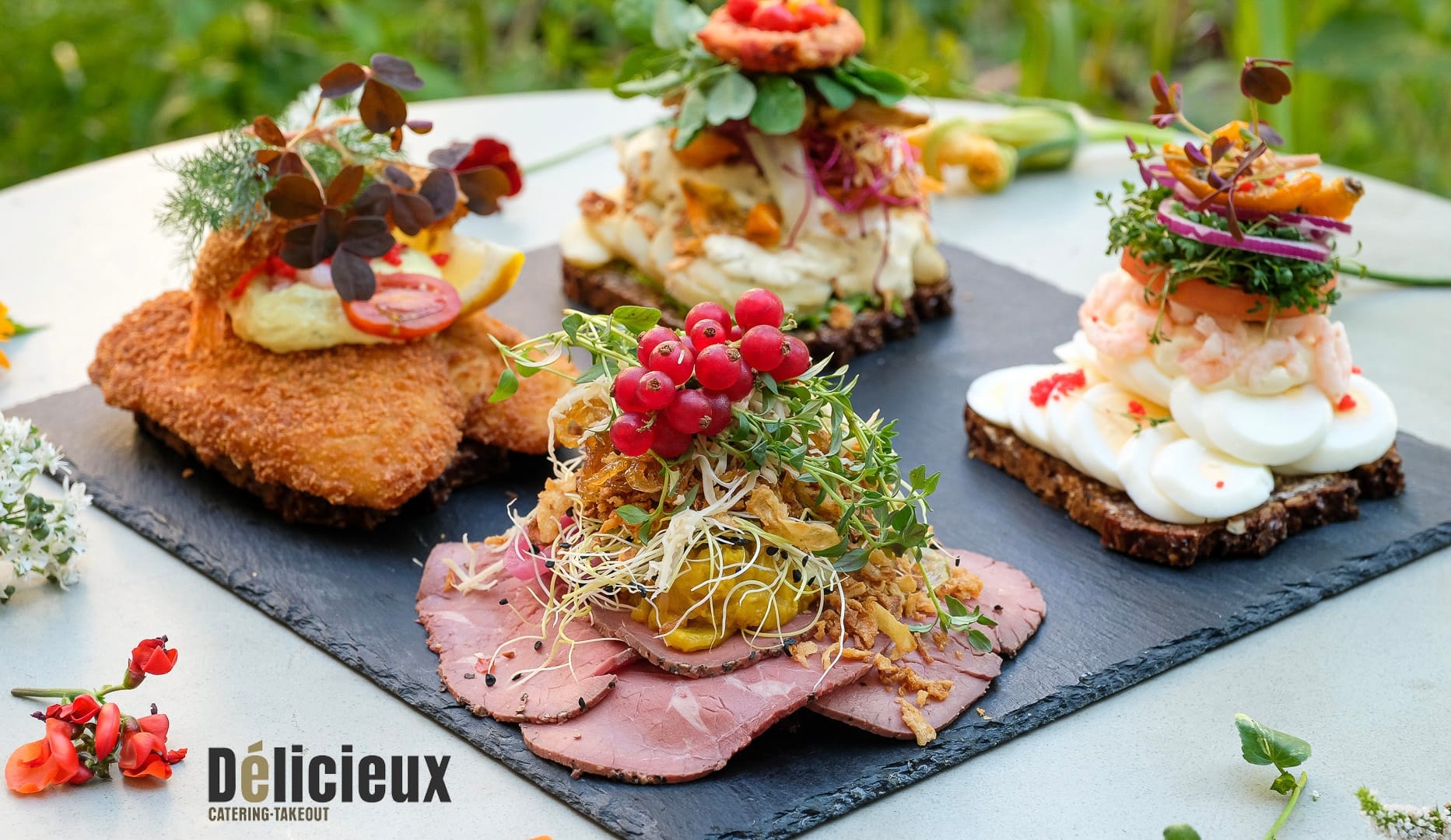 Topanmeldt højtbelagt smørrebrød
