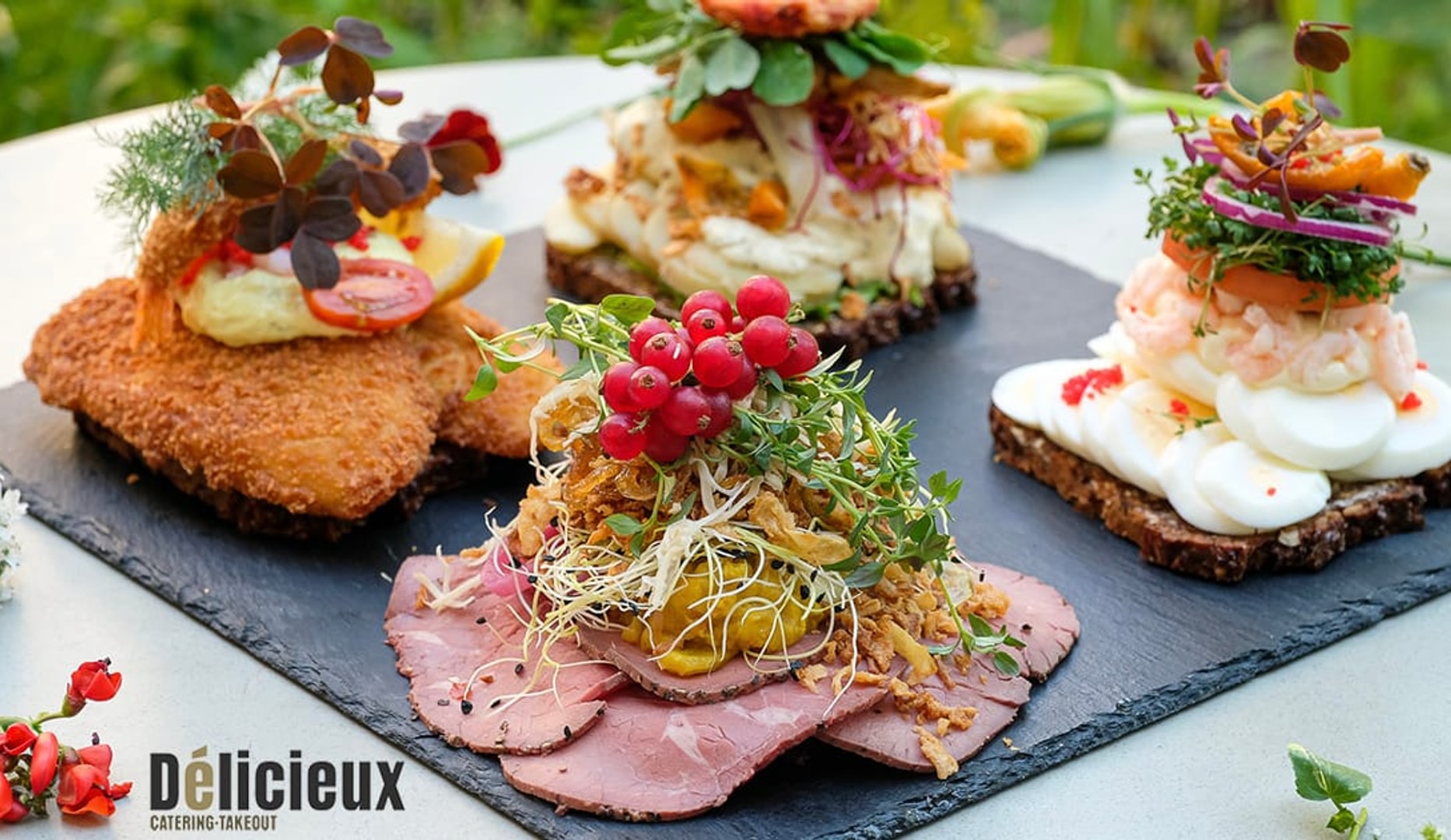 Topanmeldt højtbelagt smørrebrød