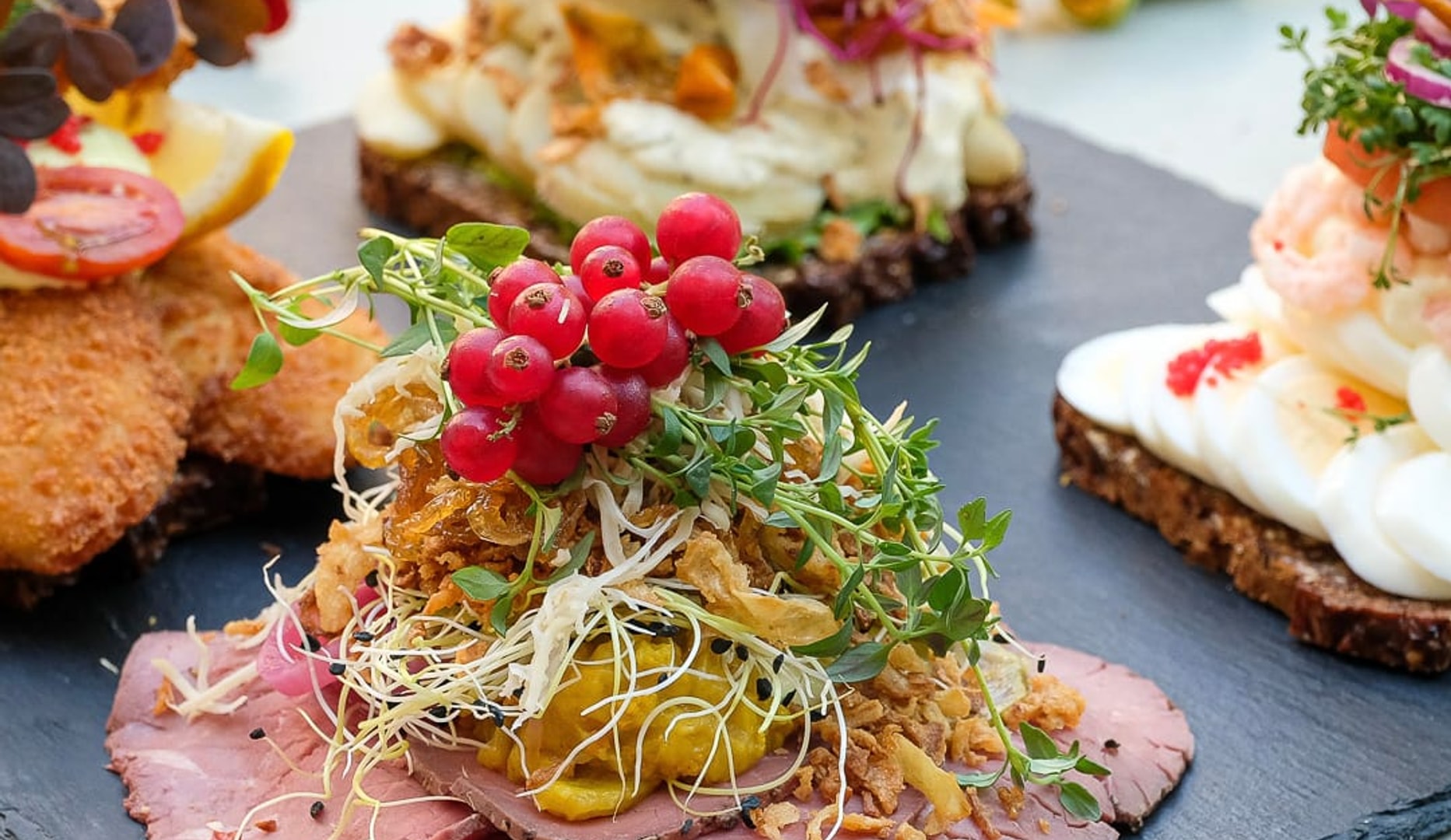 Topanmeldt højtbelagt smørrebrød