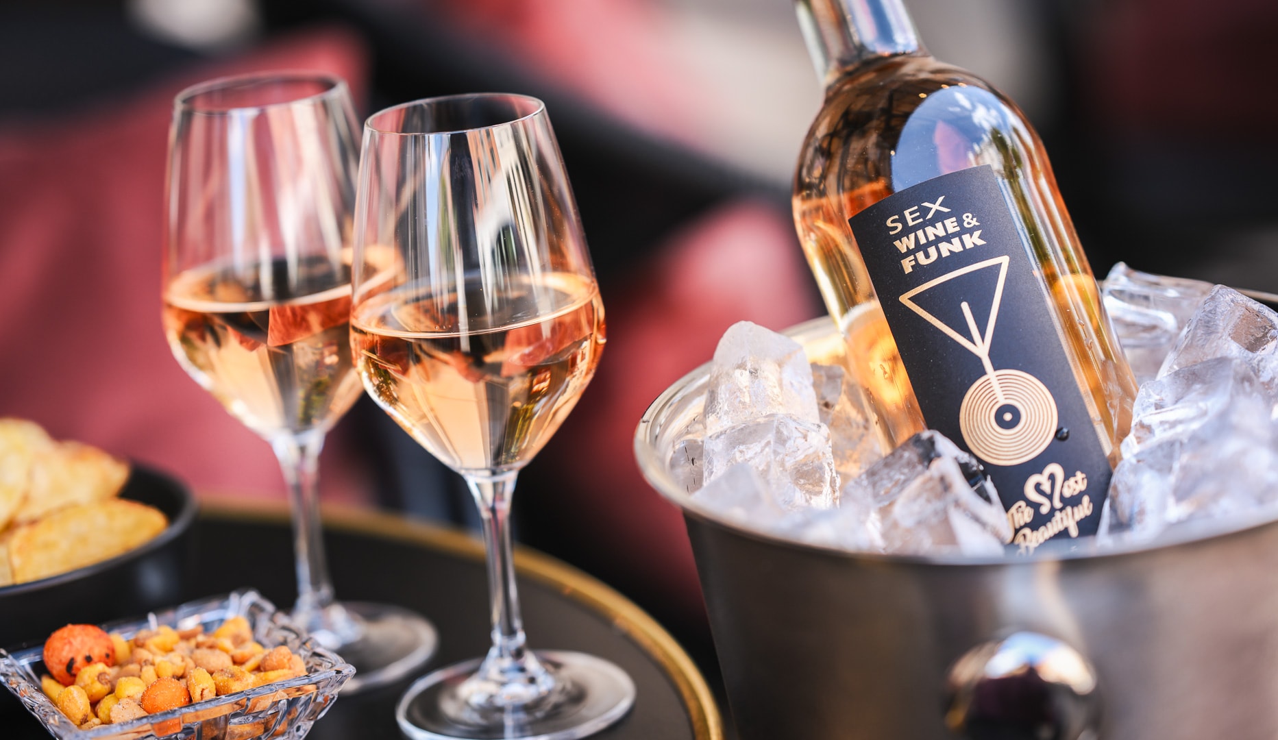 Rosé og snacks hos Bubbles