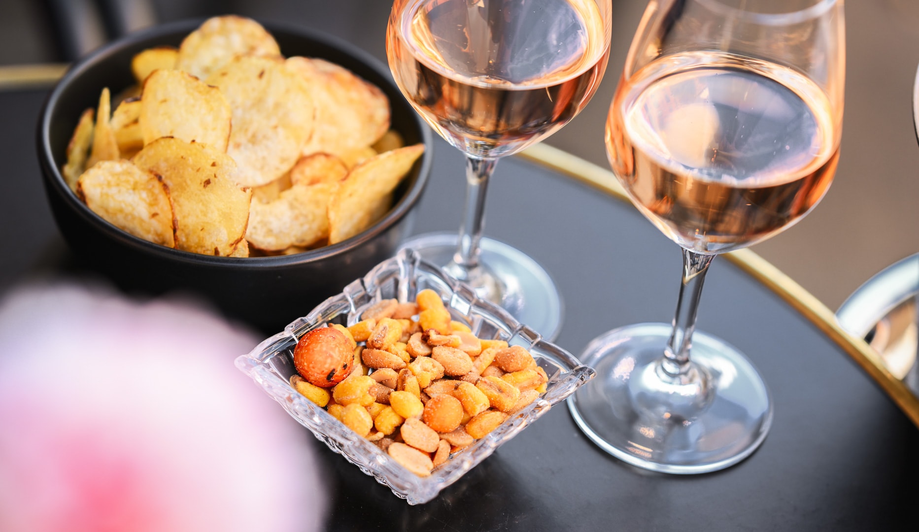 Rosé og snacks hos Bubbles
