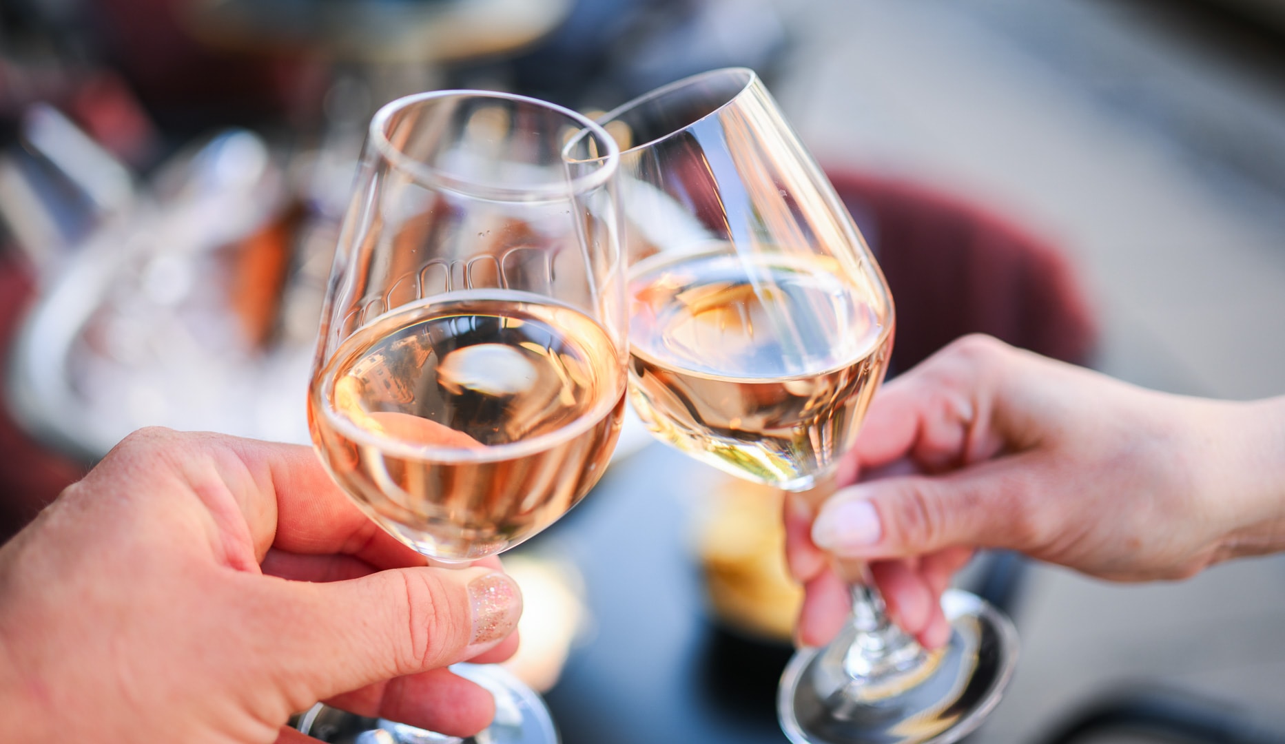 Rosé og snacks hos Bubbles