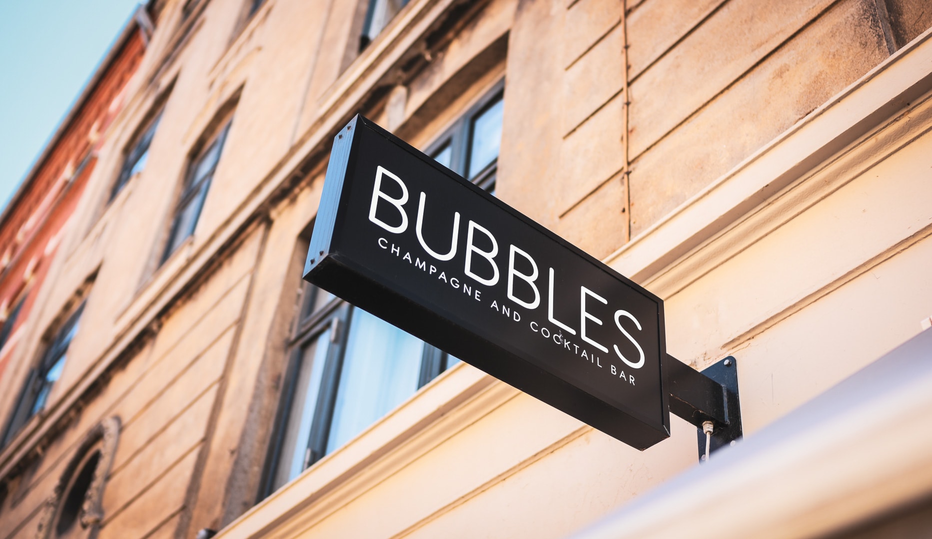 Rosé og snacks hos Bubbles