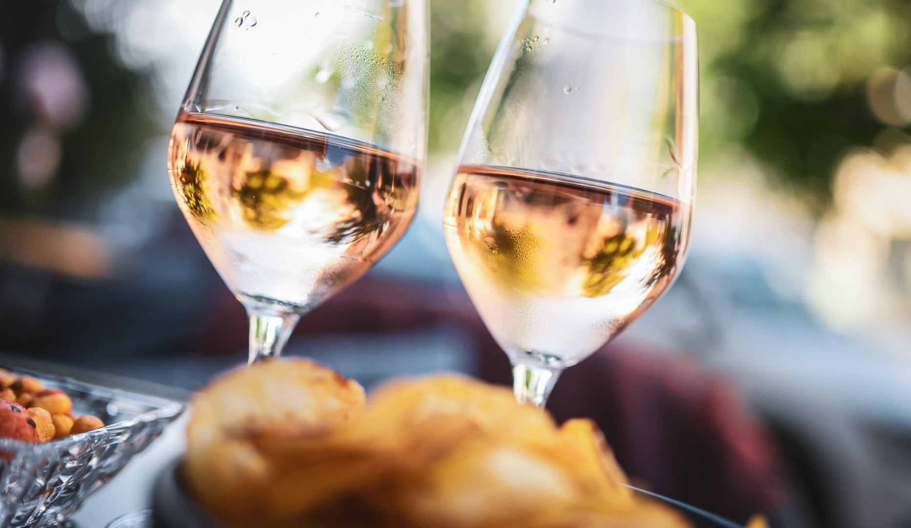 Rosé og snacks hos Bubbles