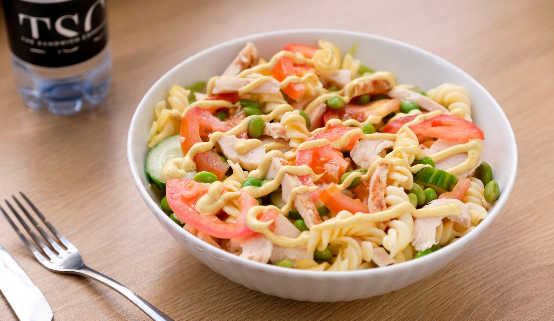 NYHED: Spar 56 % på topanmeldt salat el. pasta inkl. Sodavand