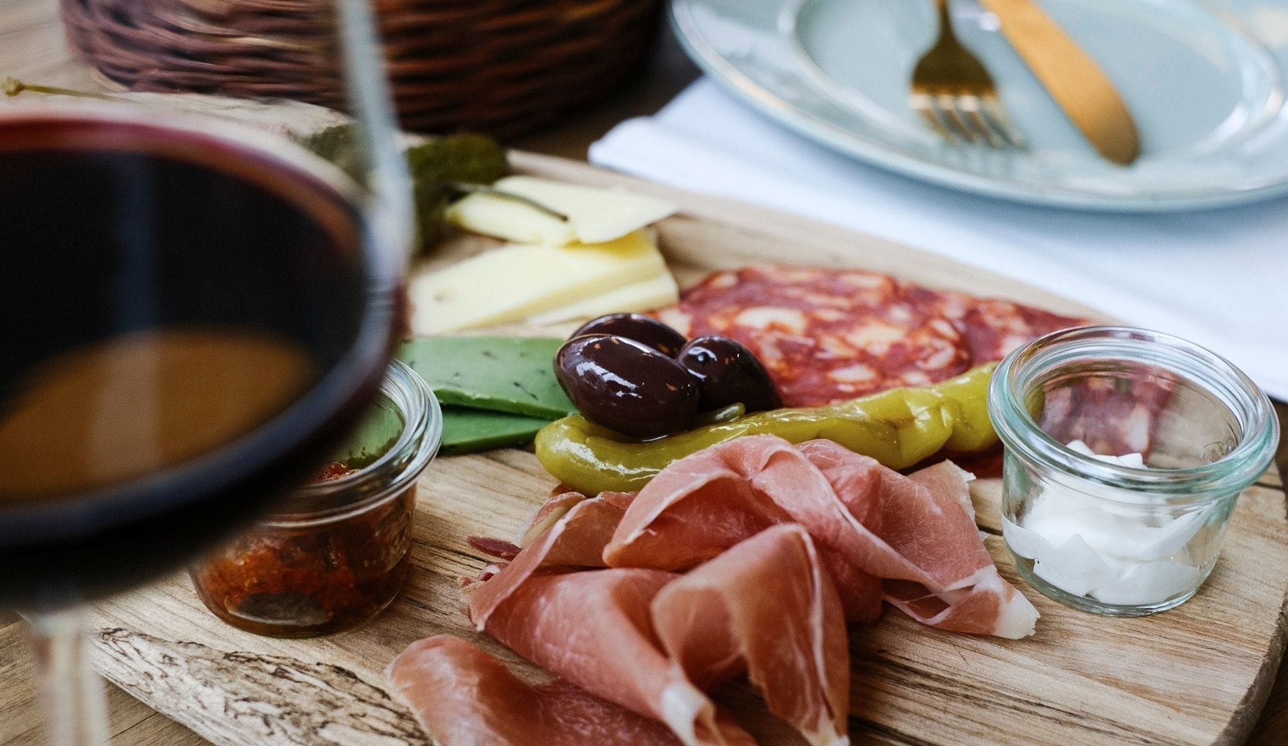 Tapasbræt for 2 og 1 flaske vin hos BARe VIN