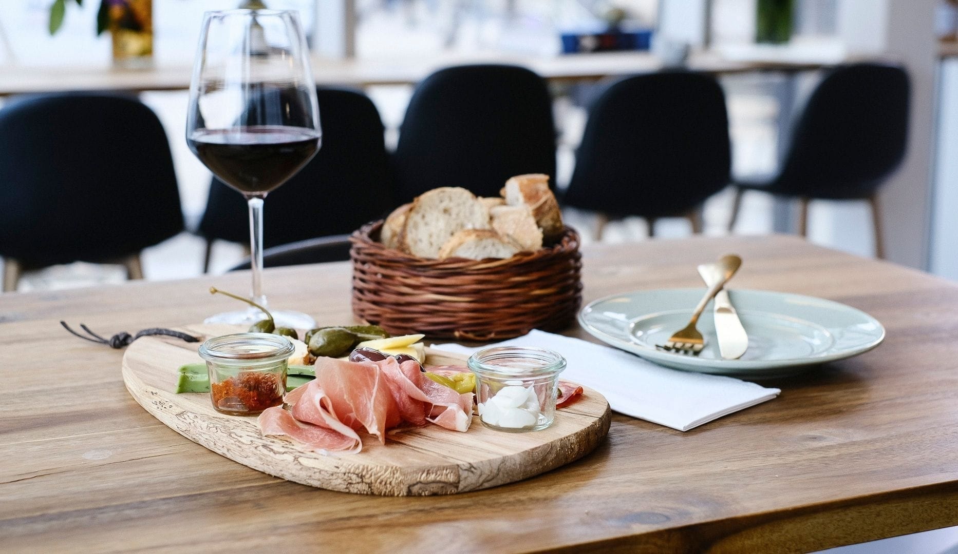 Tapasbræt for 2 og 1 flaske vin hos BARe VIN