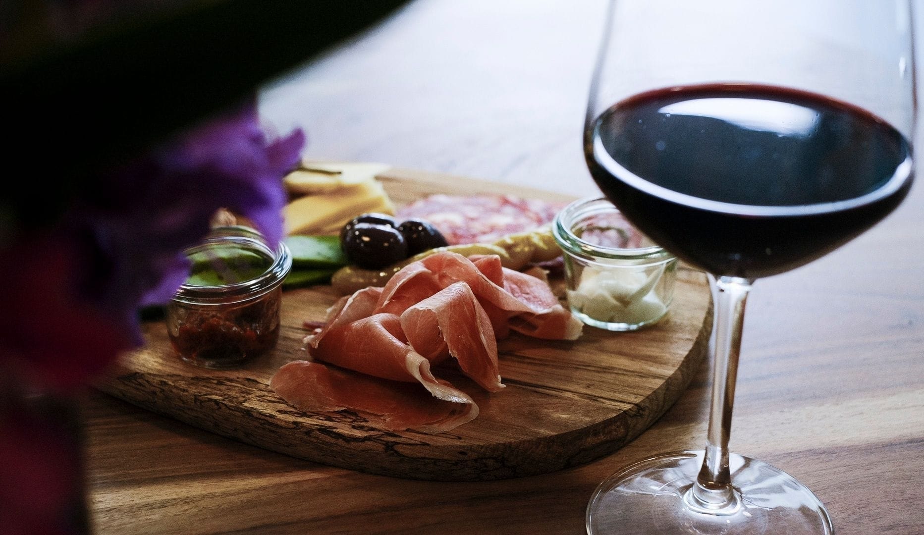 Tapasbræt for 2 og 1 flaske vin hos BARe VIN