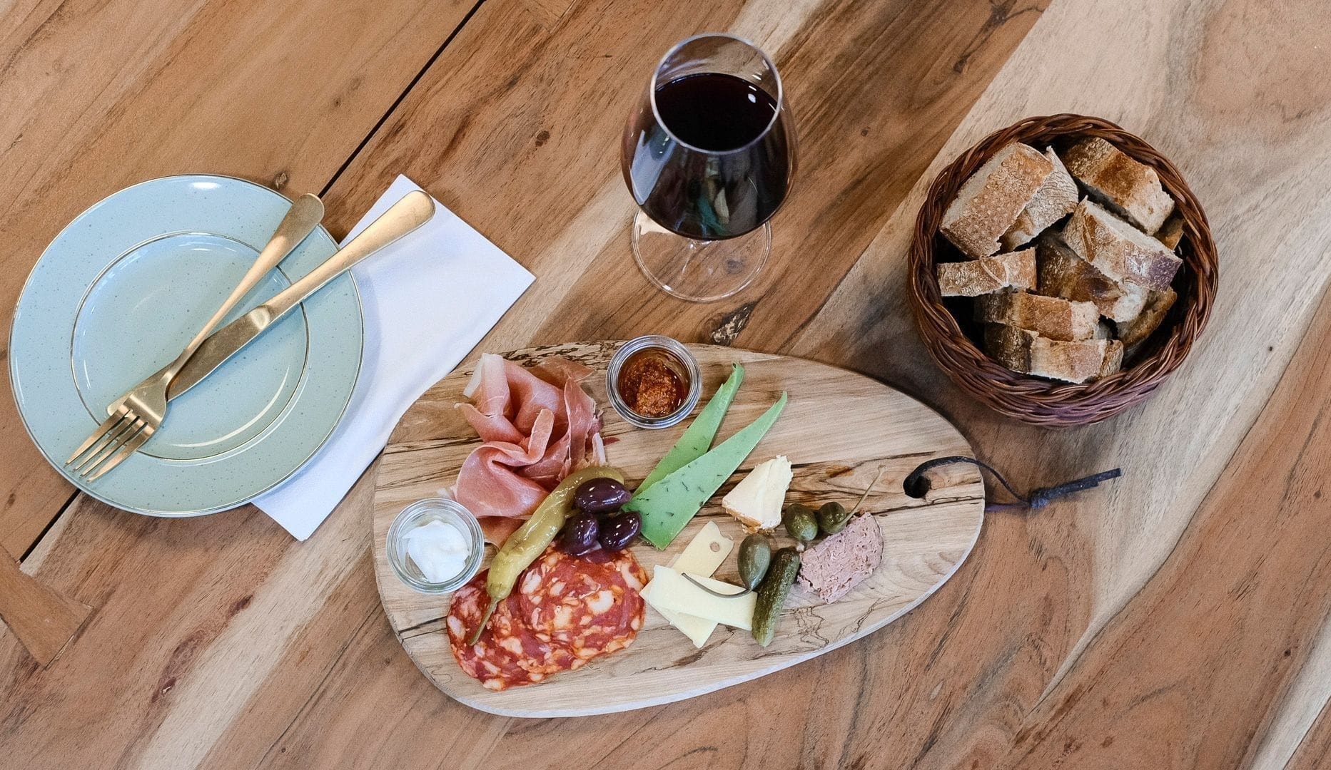 Tapasbræt for 2 og 1 flaske vin hos BARe VIN