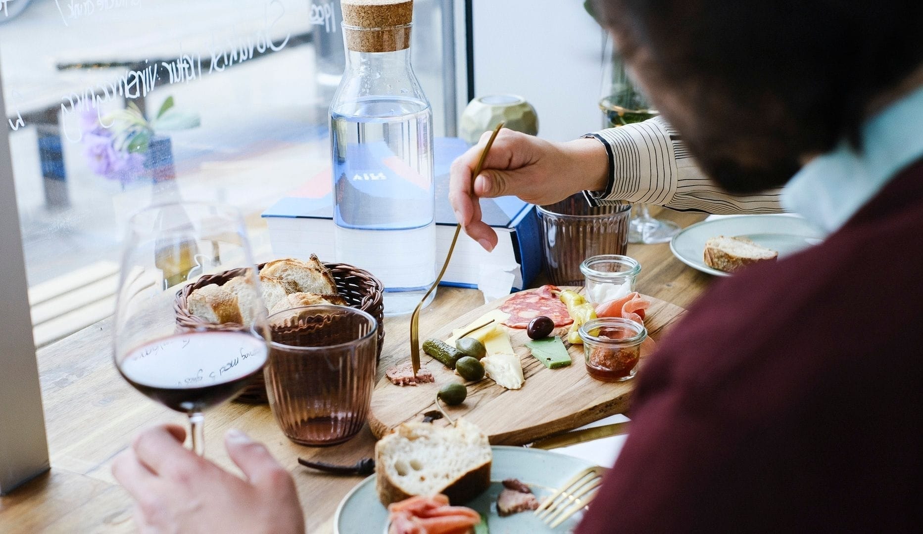 Tapasbræt for 2 og 1 flaske vin hos BARe VIN
