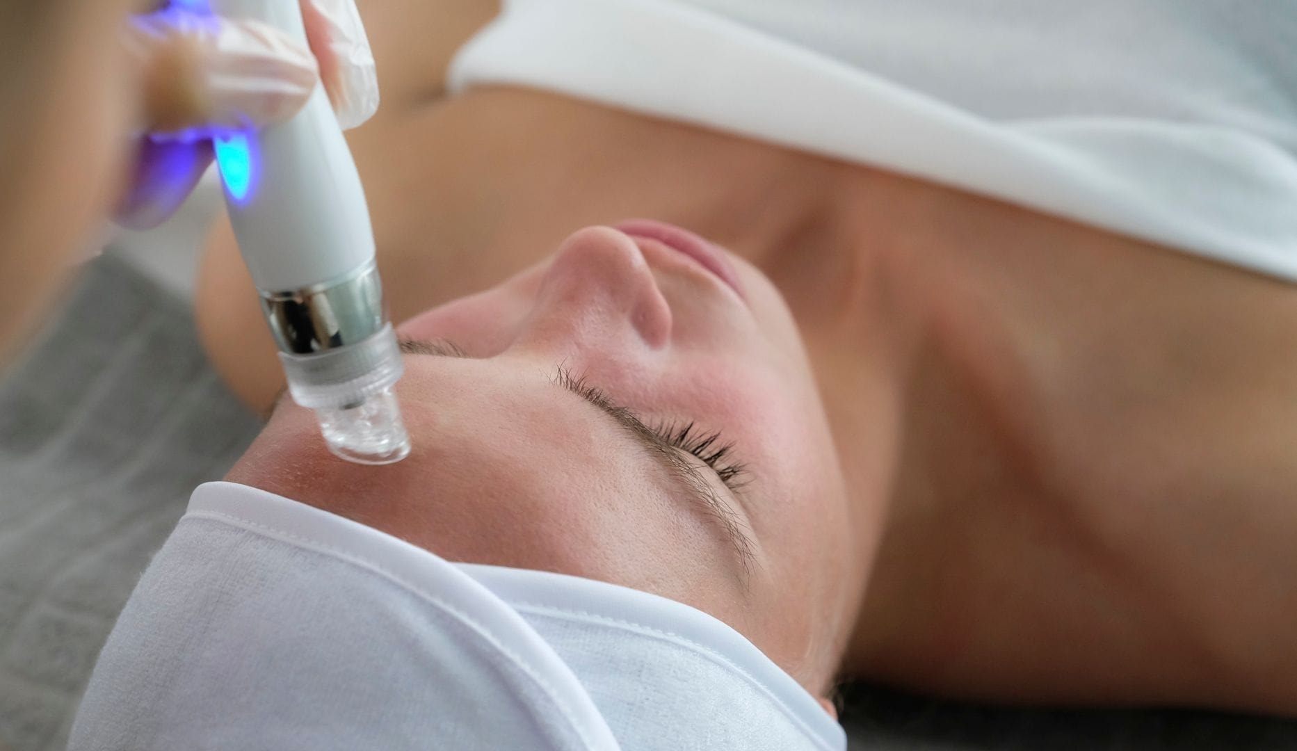 60-90 min. Hydrafacial-ansigtsbehandling