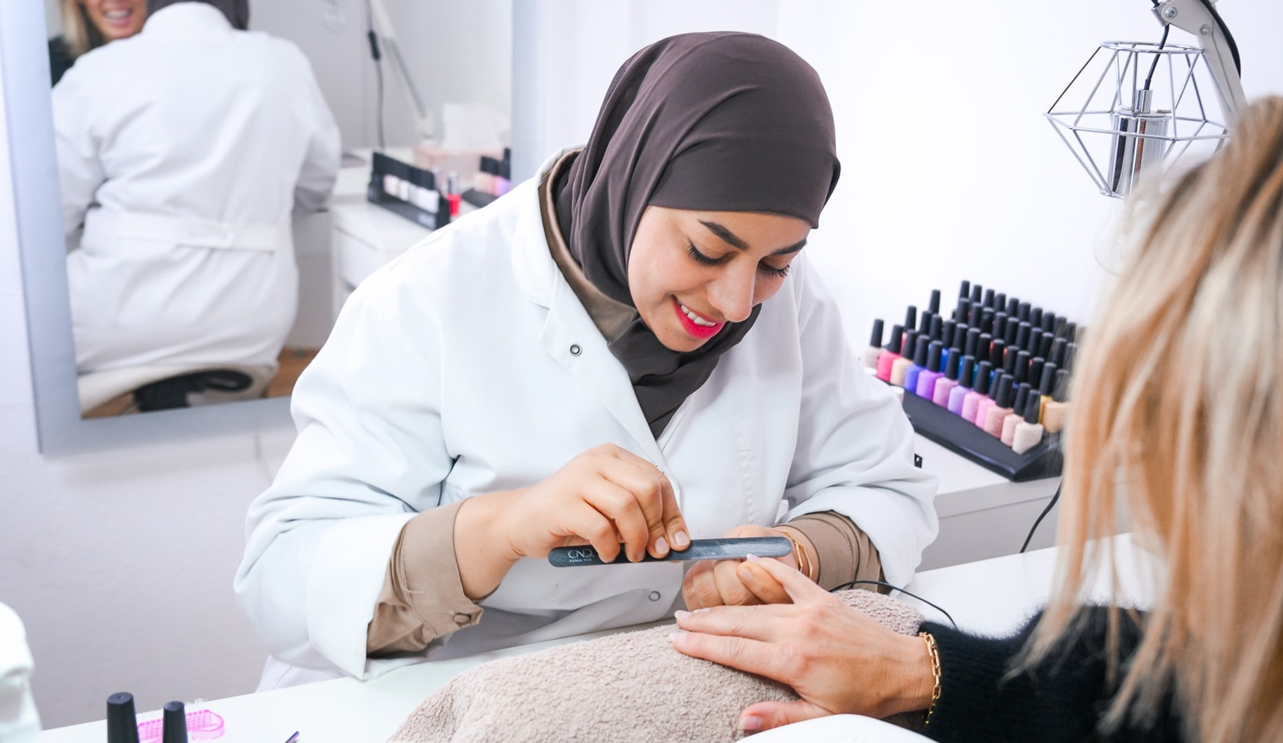 Mani- eller pedicure med CND Shellac 