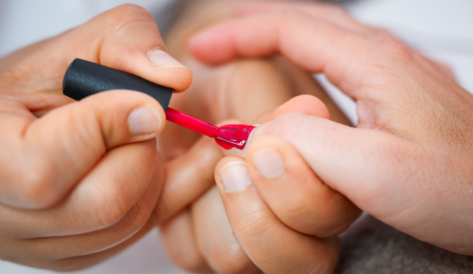 Mani- eller pedicure med CND Shellac 