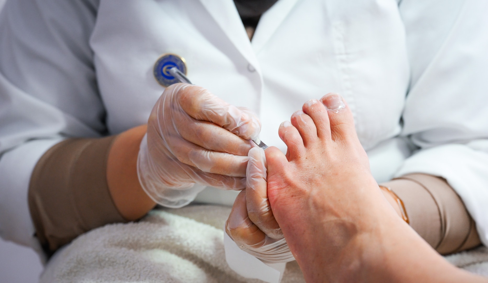 Mani- eller pedicure med CND Shellac 