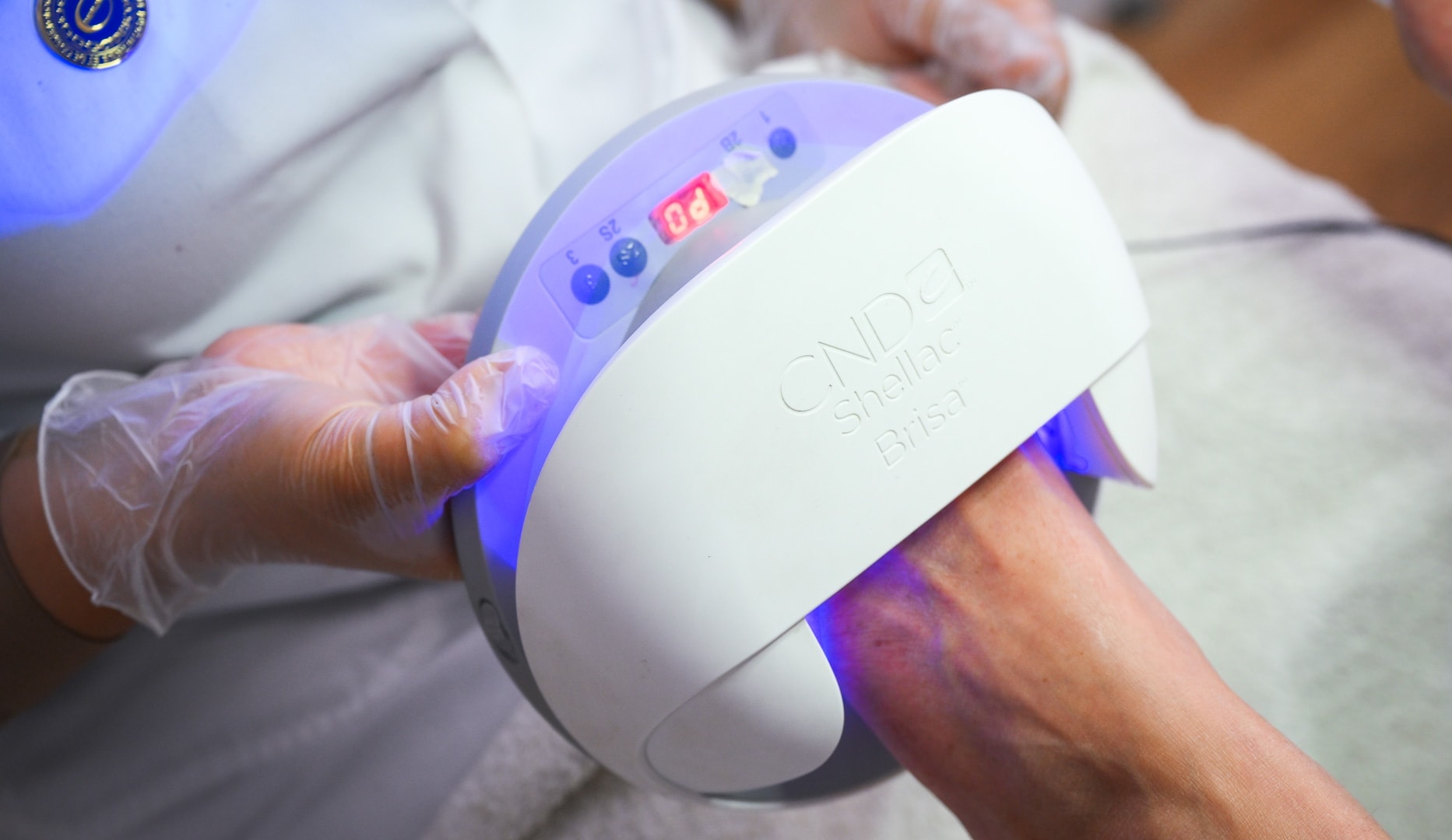 Mani- eller pedicure med CND Shellac 
