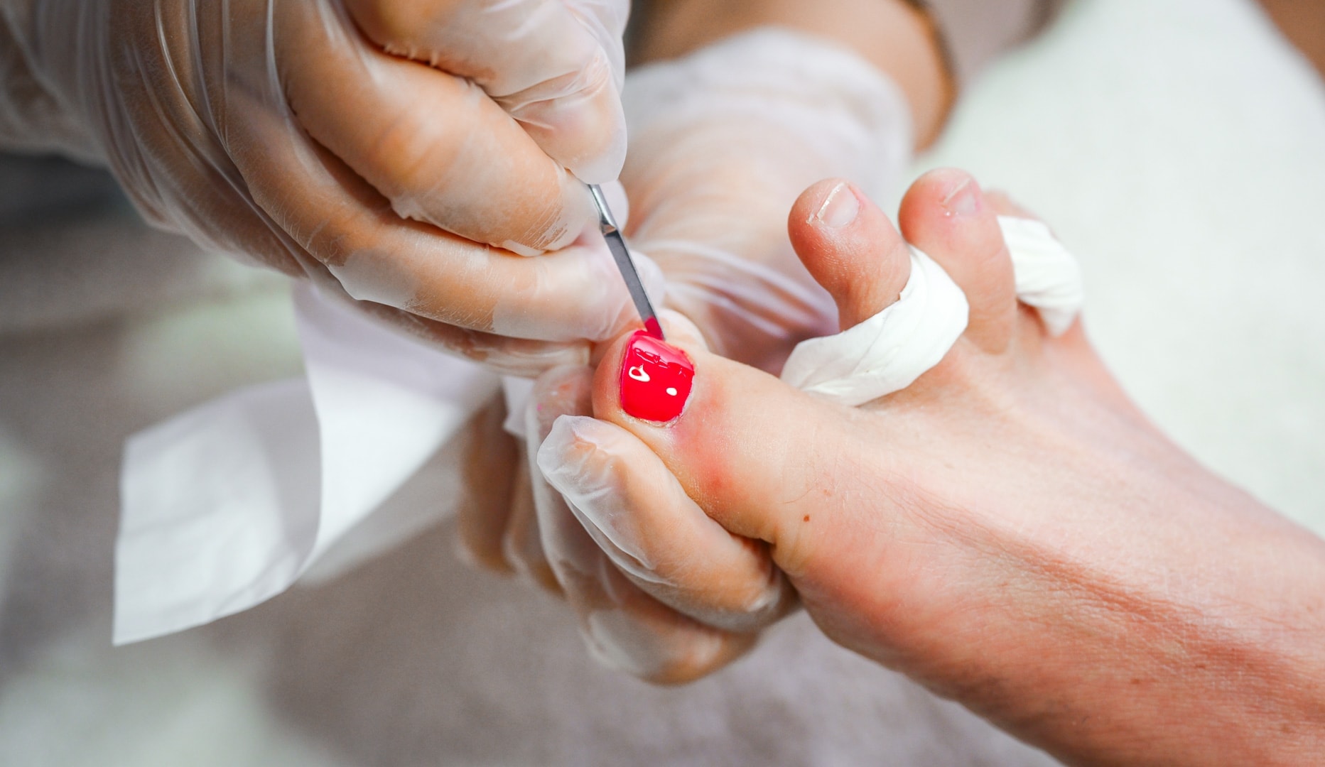 Mani- eller pedicure med CND Shellac 