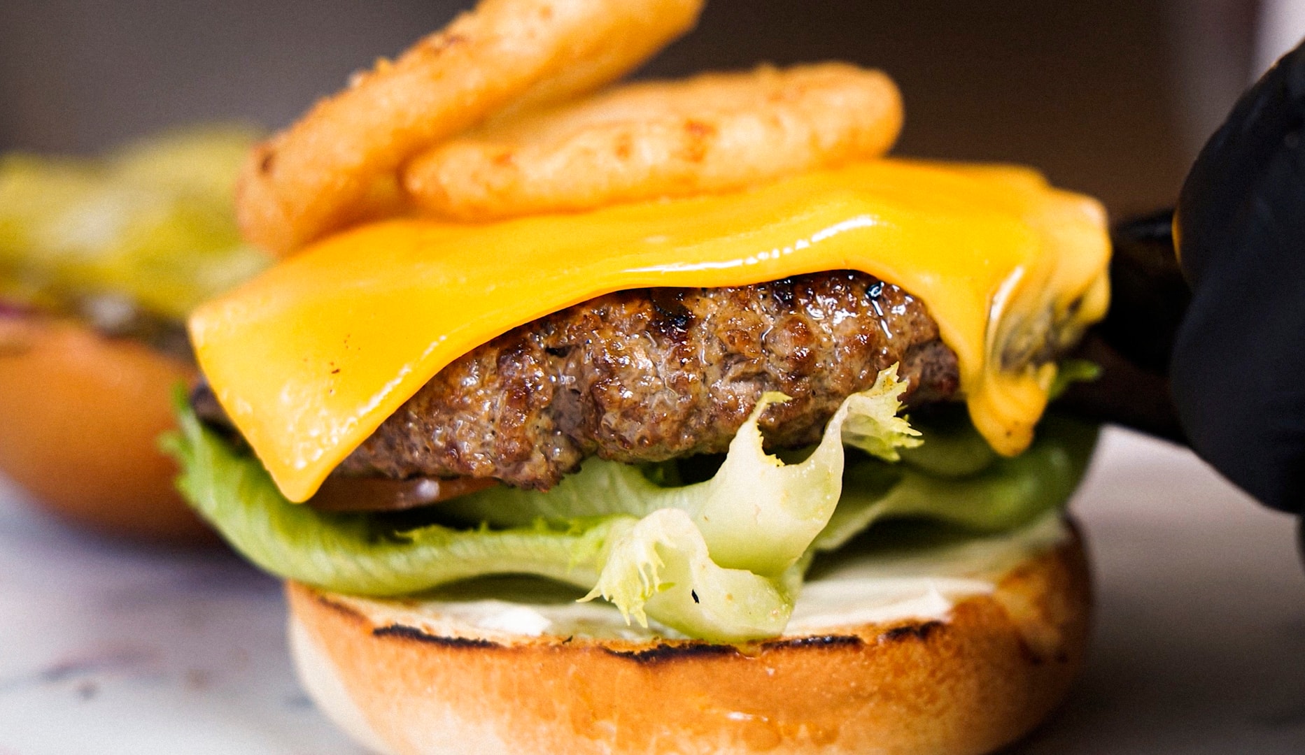 ½ pris på menu hos Burger Maniac