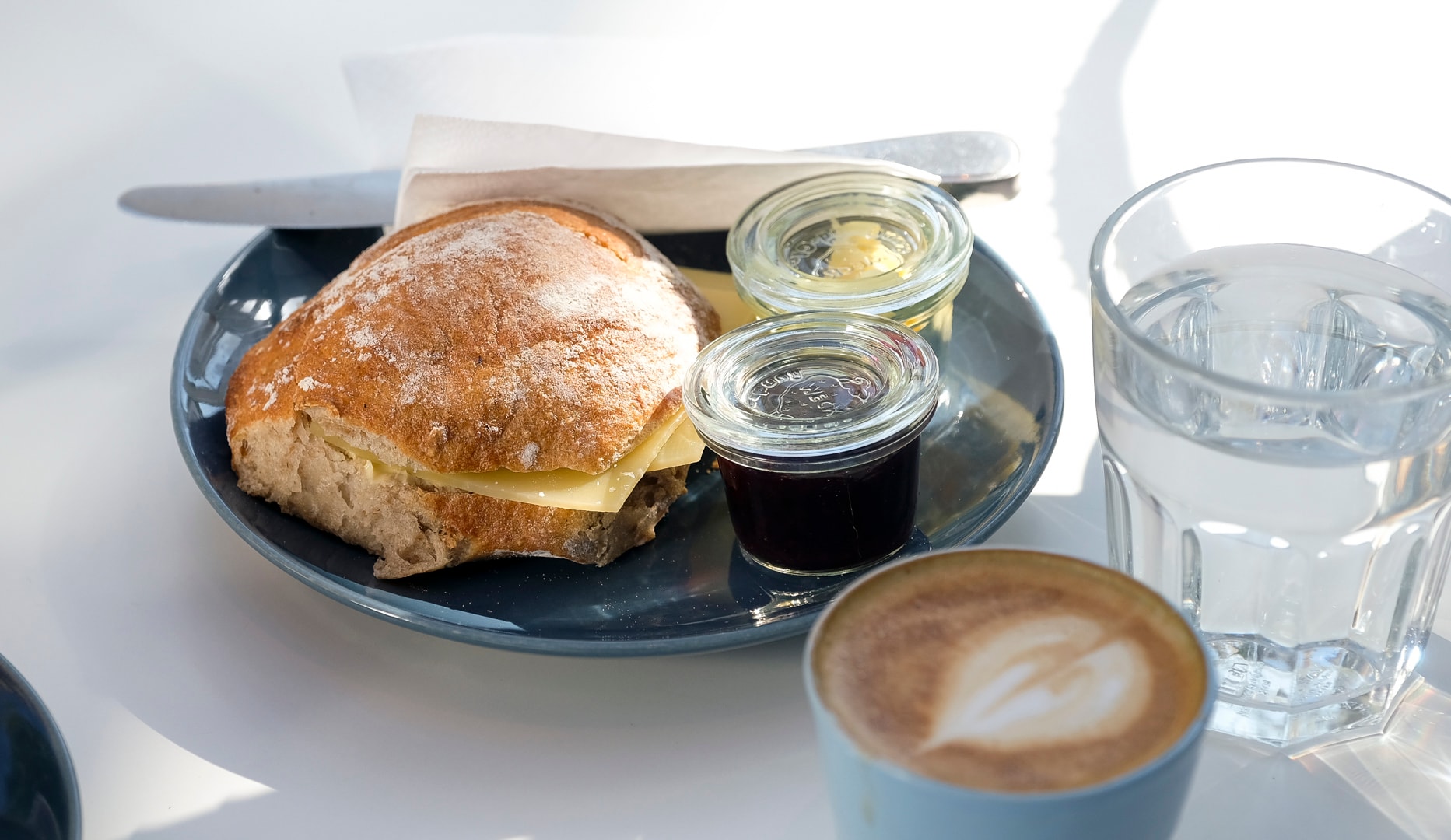 BMO m/ Valgfri Drik på Café Henning