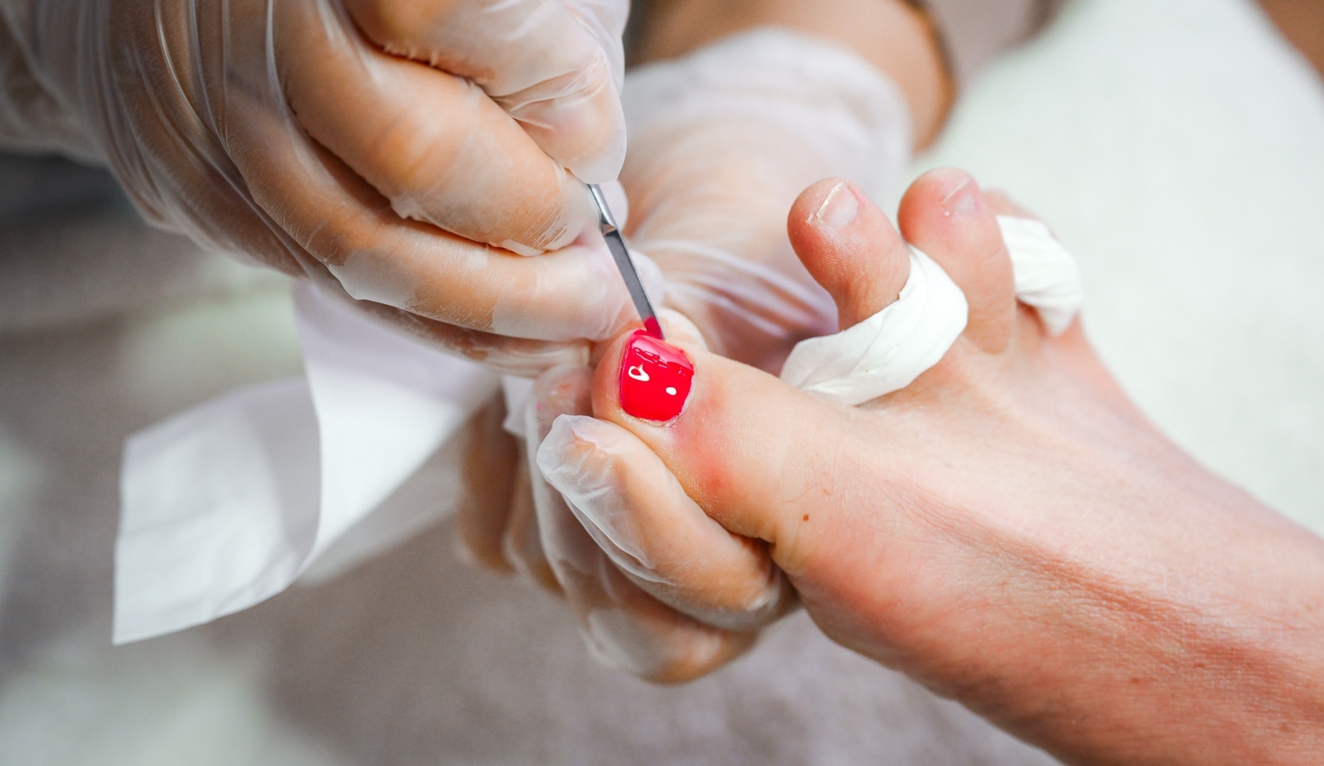 Mani- eller pedicure - Spar over 50 %