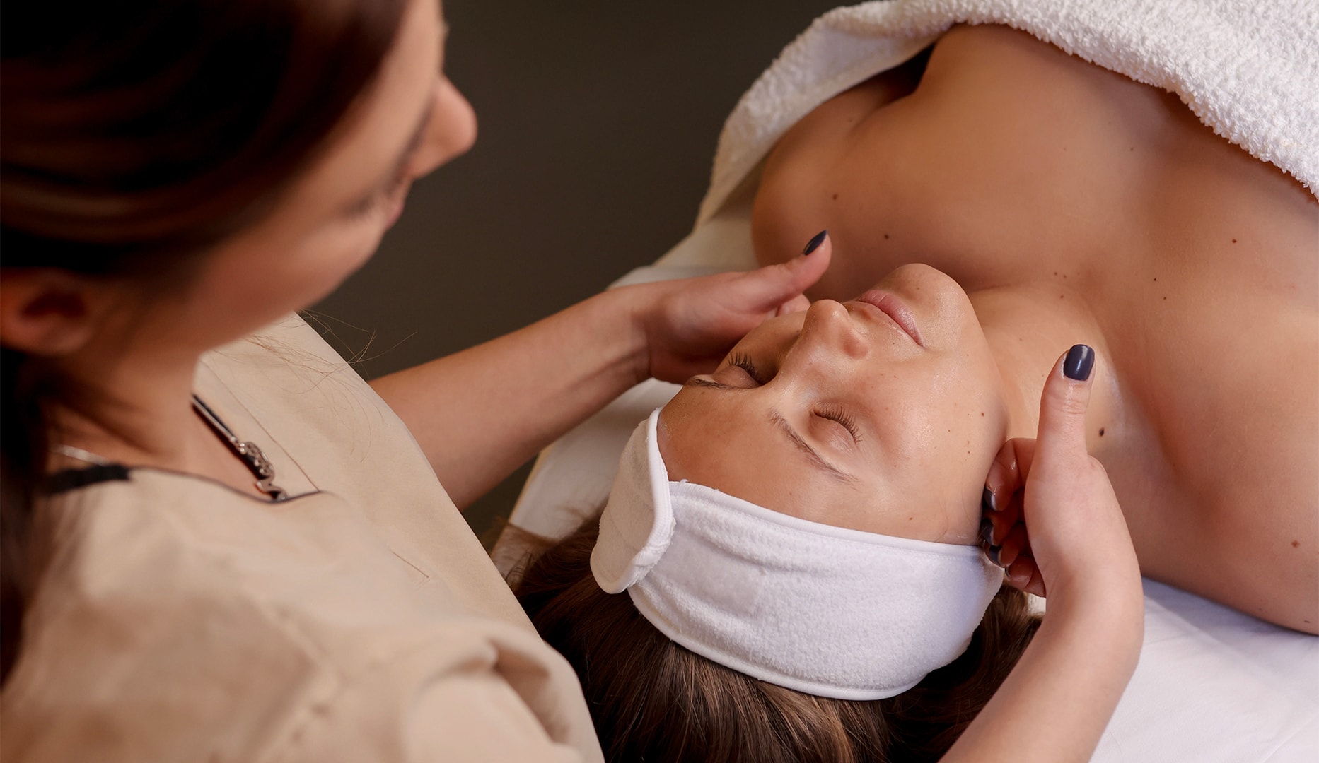 Ansigtsbehandlinger - Spar over 50 %