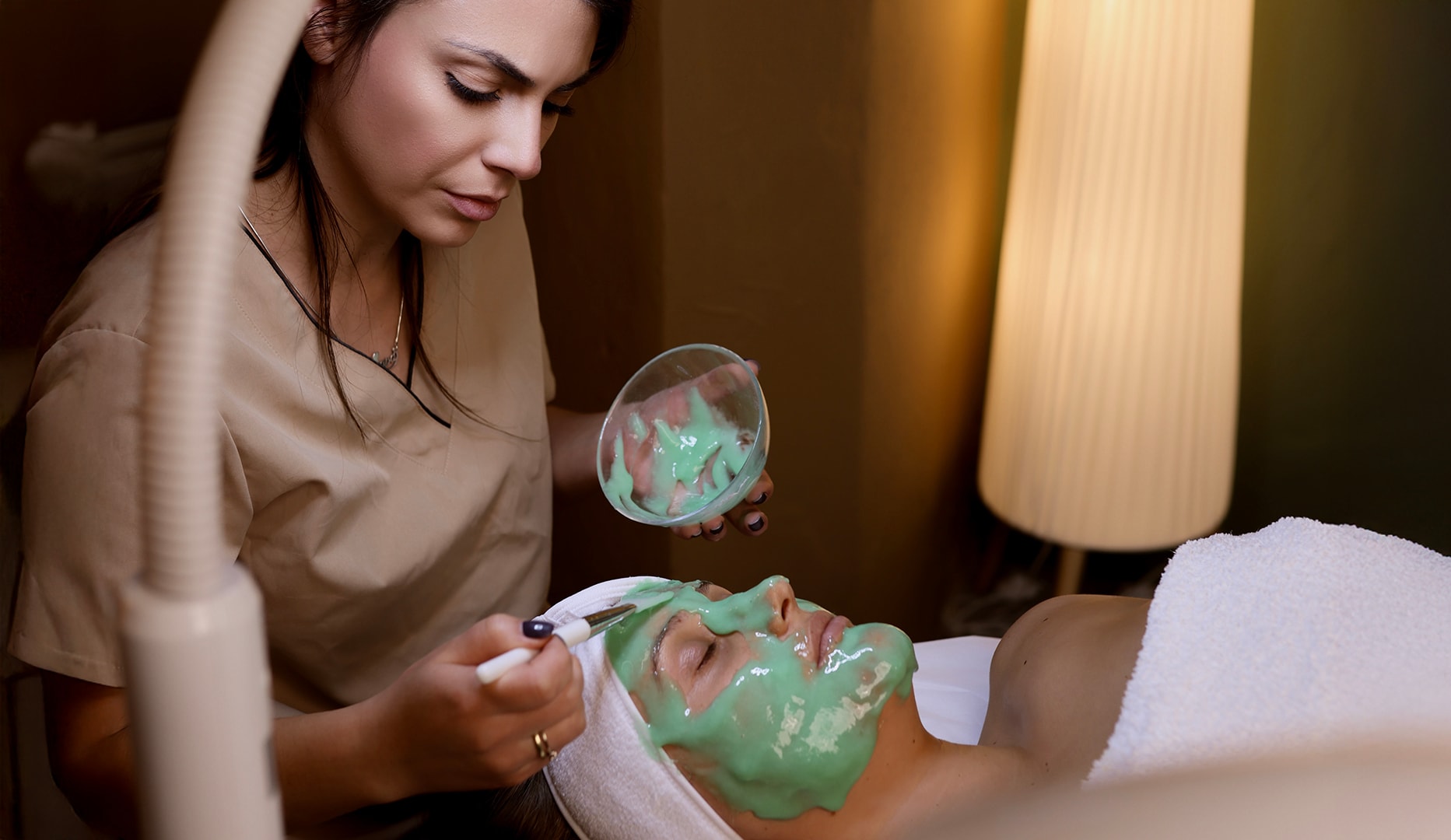 Ansigtsbehandlinger - Spar over 50 %