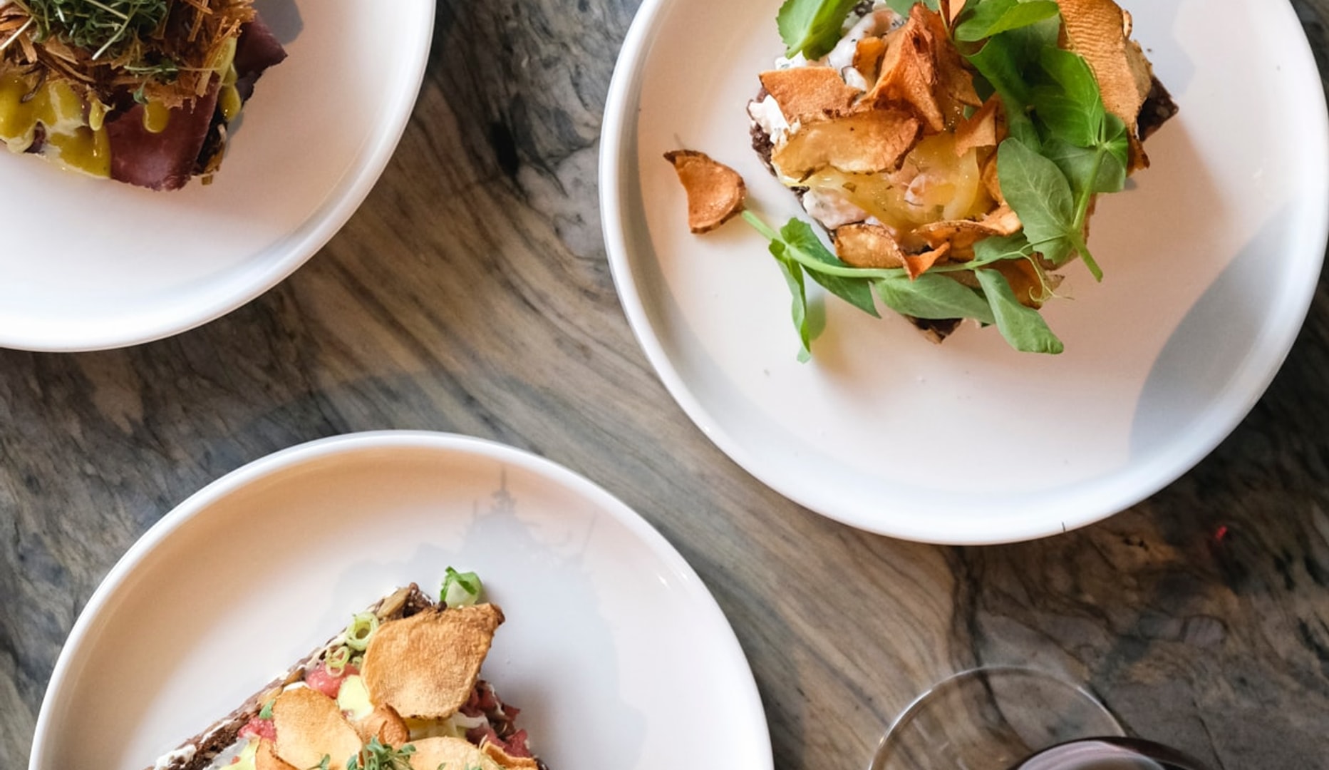 2 Valgfri Smørrebrød + Dessert Hos Pier 3 - Danske Klassikere ved Kajen