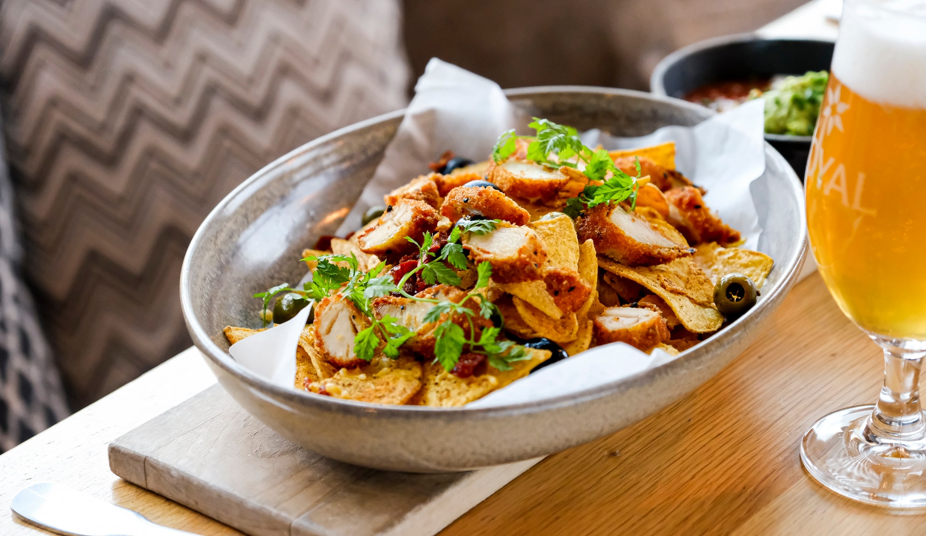 ½ pris: Nachos/Burger på Café Nöah