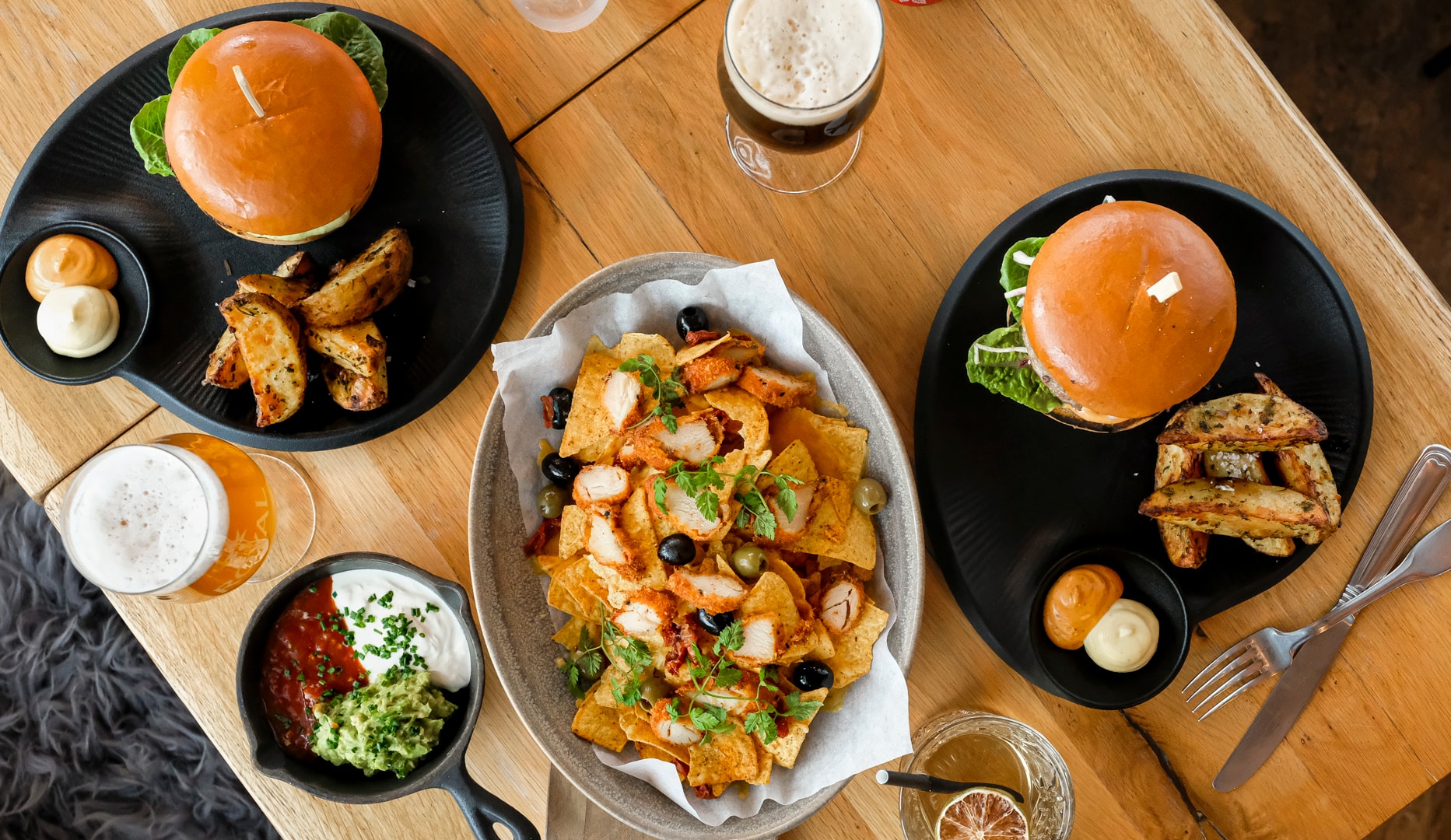 ½ pris: Nachos/Burger på Café Nöah