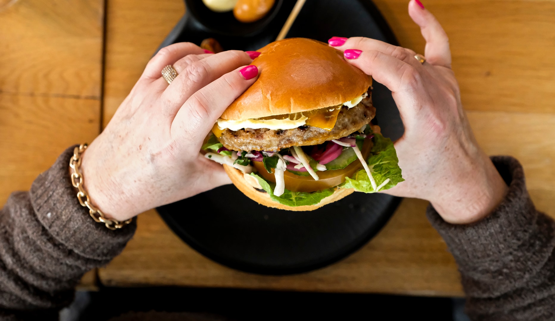 ½ pris: Nachos/Burger på Café Nöah