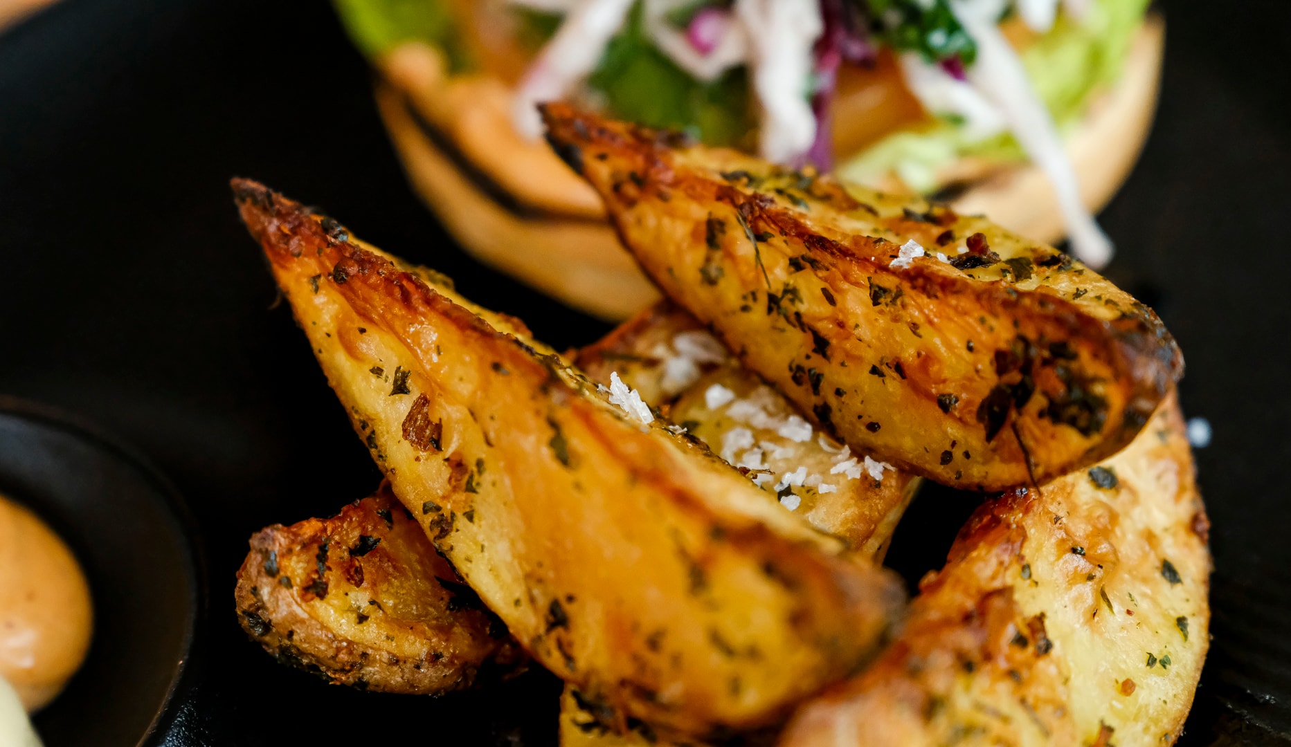 ½ pris: Nachos/Burger på Café Nöah