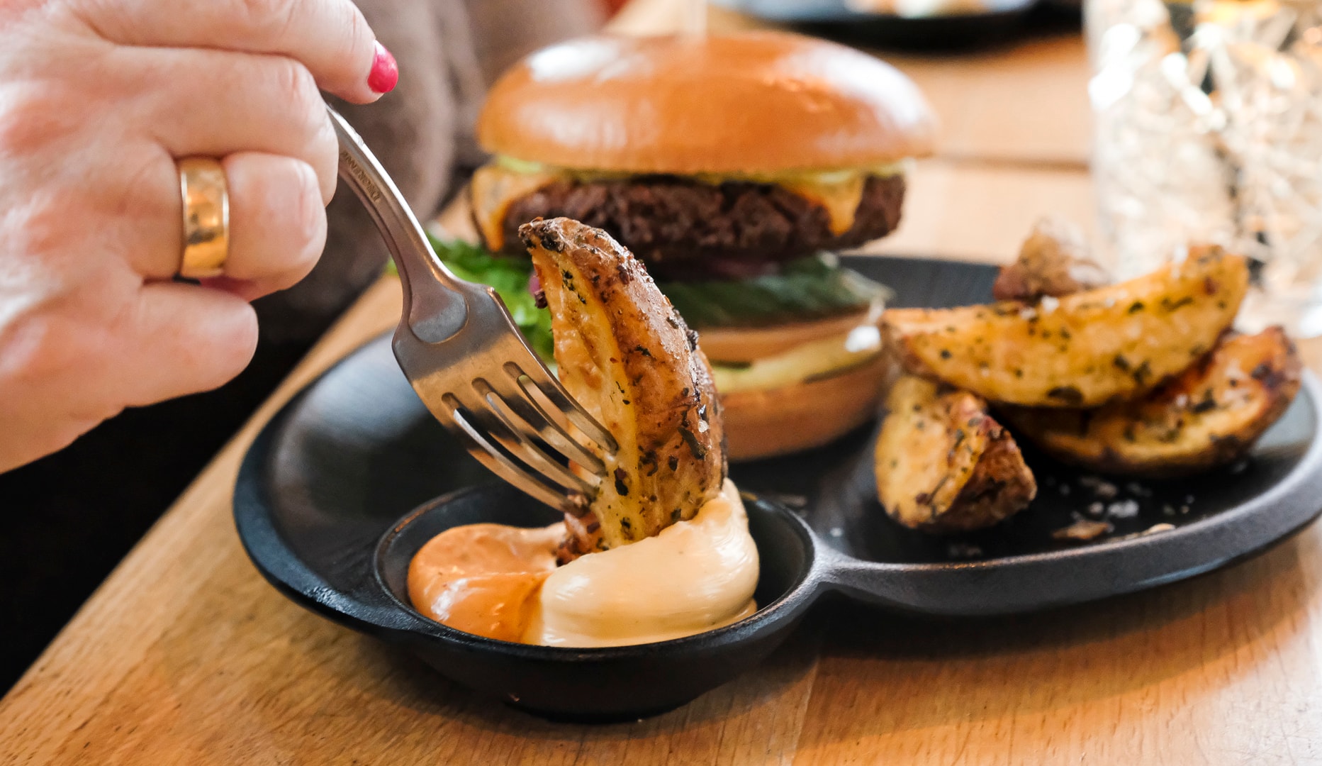 ½ pris: Nachos/Burger på Café Nöah