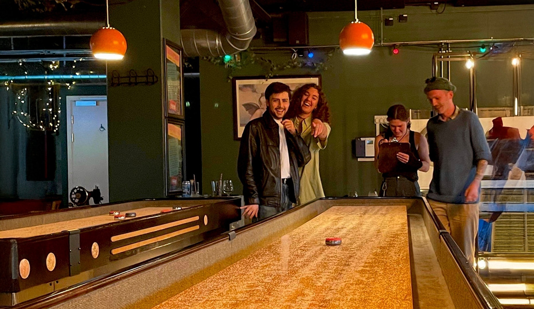 Shuffleboard + Valgfri Øl/Vin & Tapas selection