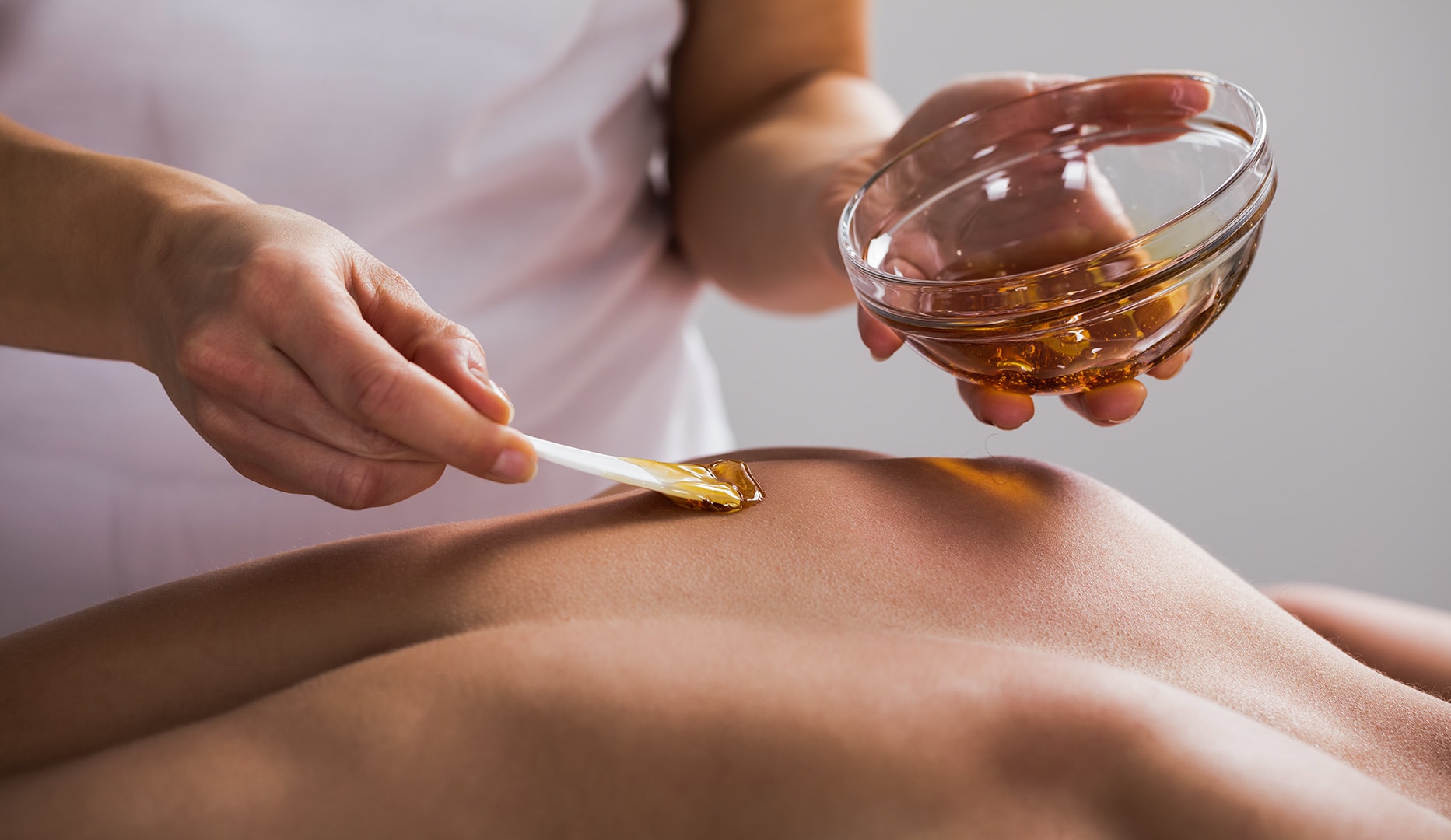 Skånsom Hårfjerning med Sugaring