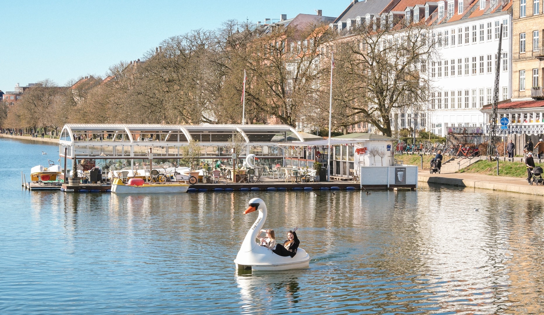Nyd Sommervejret i en Svanebåd