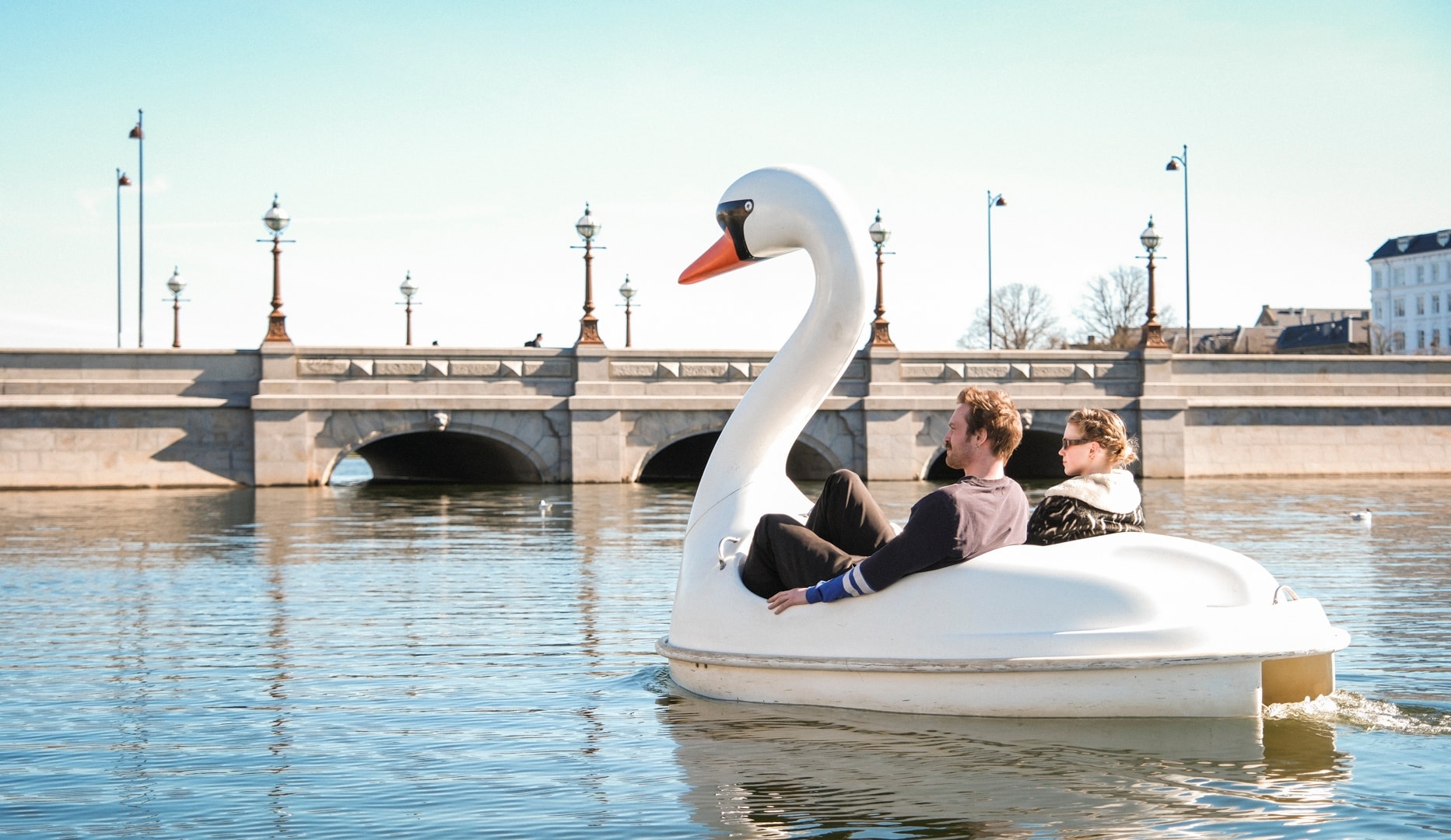 Nyd Sommervejret i en Svanebåd