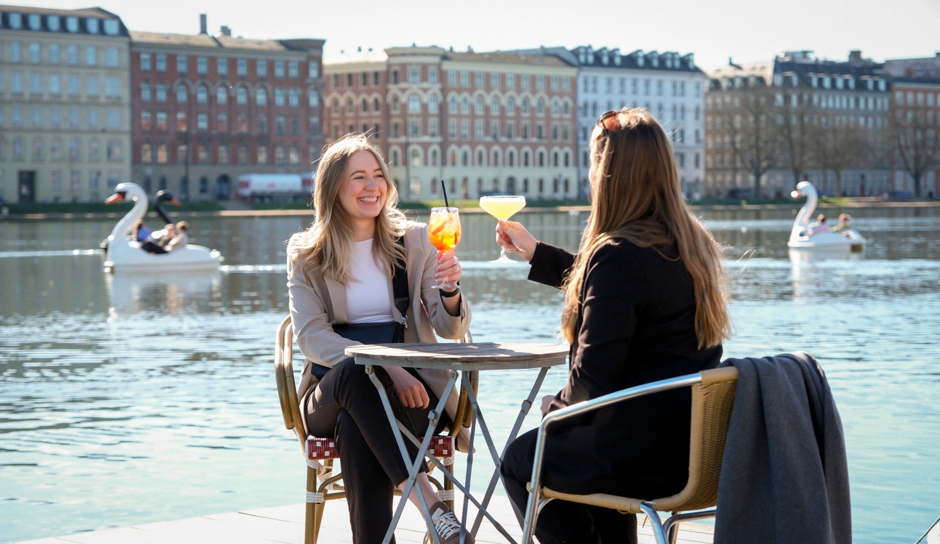 Nyd Sommervejret i en Svanebåd