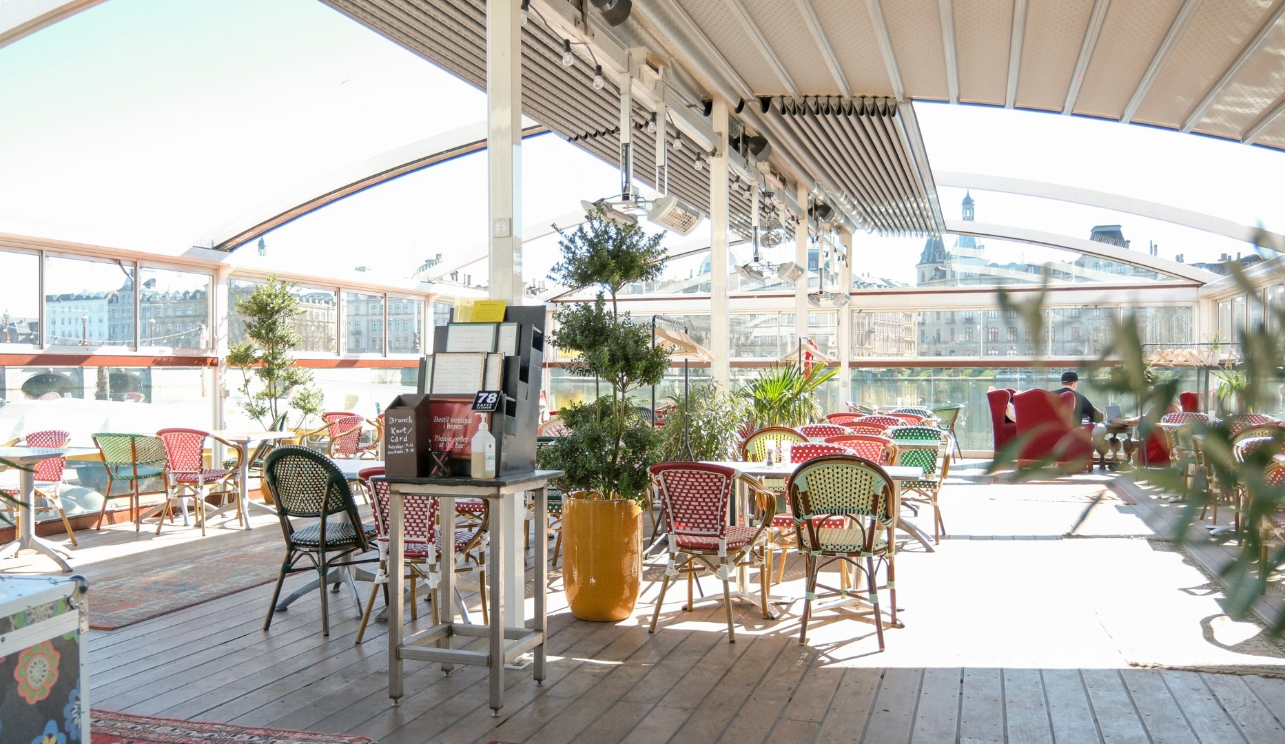 Nyd Sommervejret i en Svanebåd